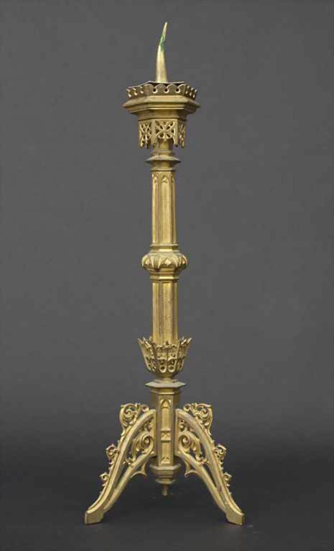 Altarleuchter / An altar candle holder, 1879Material: Bronze vergoldet, Stifterinschrift,Höhe: 57 - Bild 2 aus 3