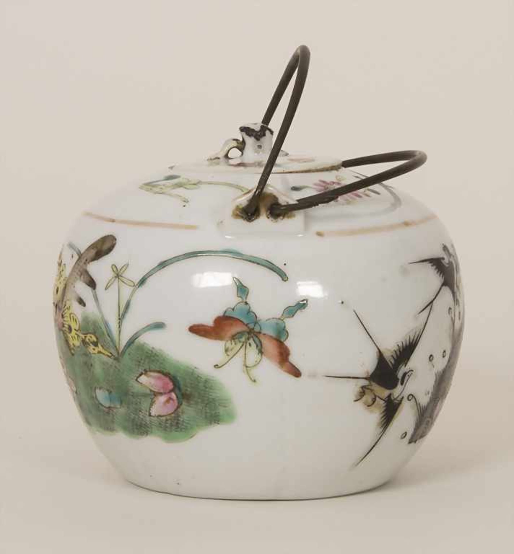 Teekännchen / A tea pot, China 19. JhMaterial: Porzellan, polychrome Emailmalerei mit Blüten, - Image 2 of 10