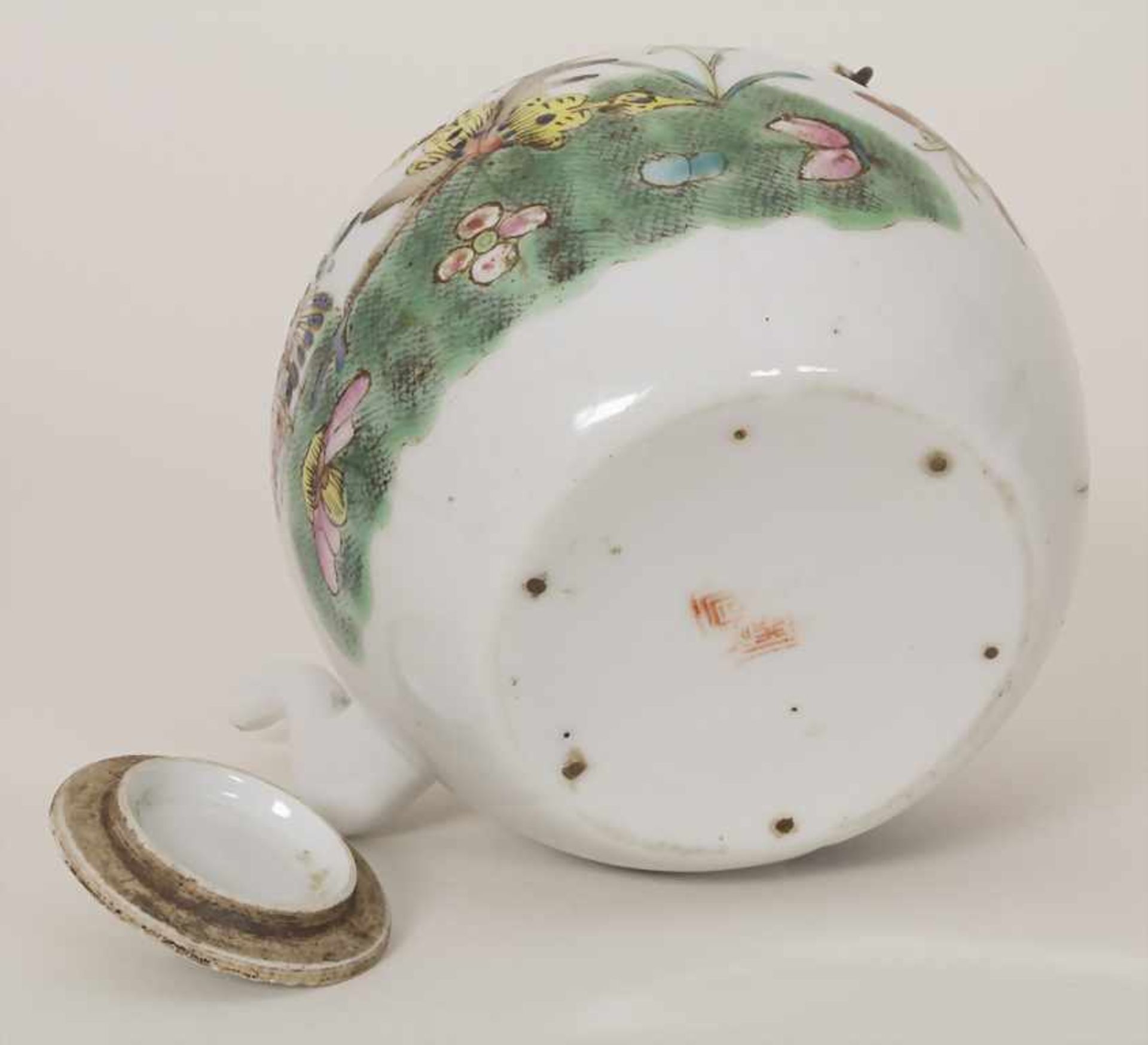 Teekännchen / A tea pot, China 19. JhMaterial: Porzellan, polychrome Emailmalerei mit Blüten, - Image 7 of 10