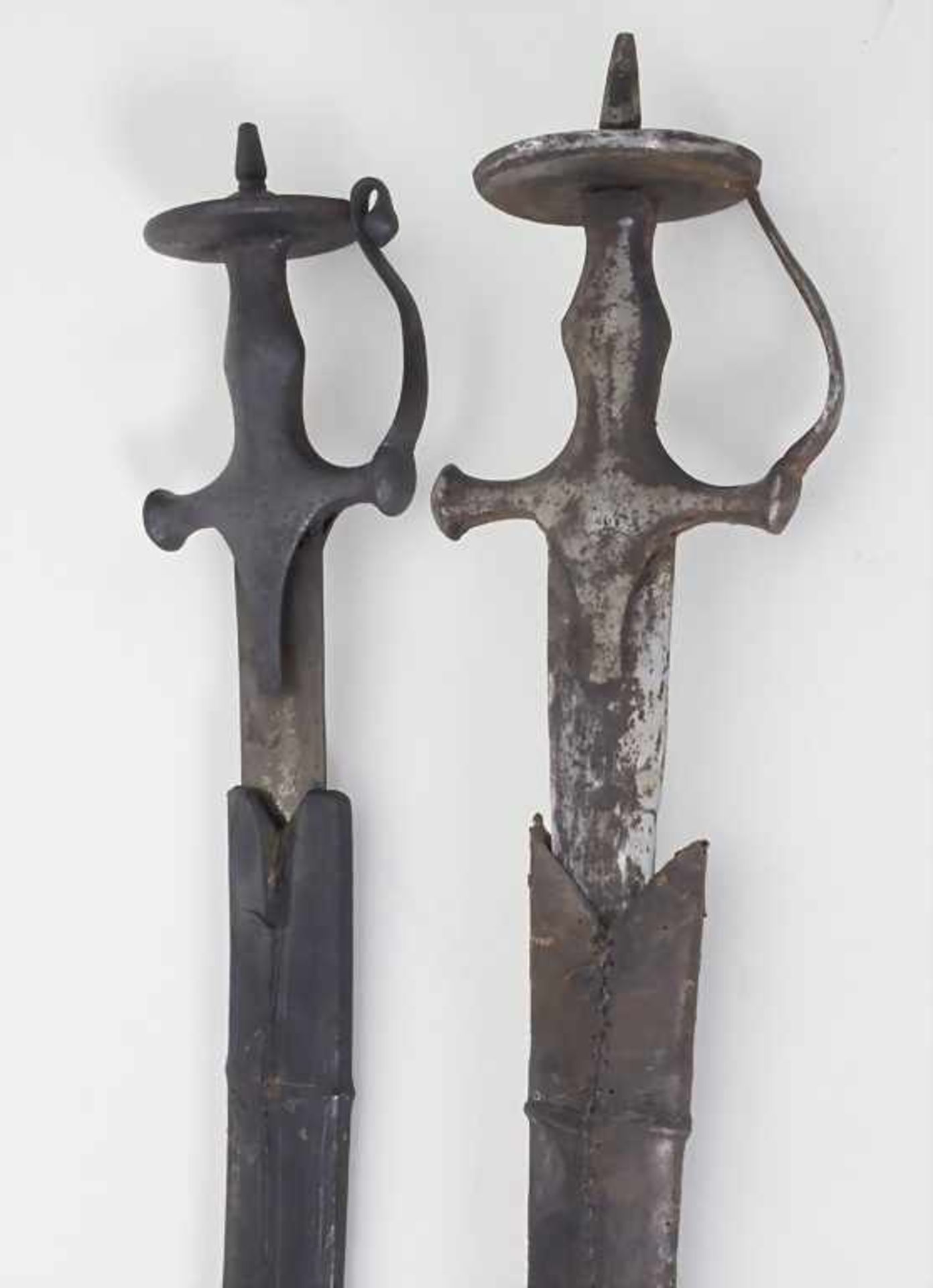 2 Säbel / A pair of sabers, wohl osmanisch, 18./19.Jh.Material: Klingen und Griff aus Schmiedeeisen, - Bild 5 aus 6