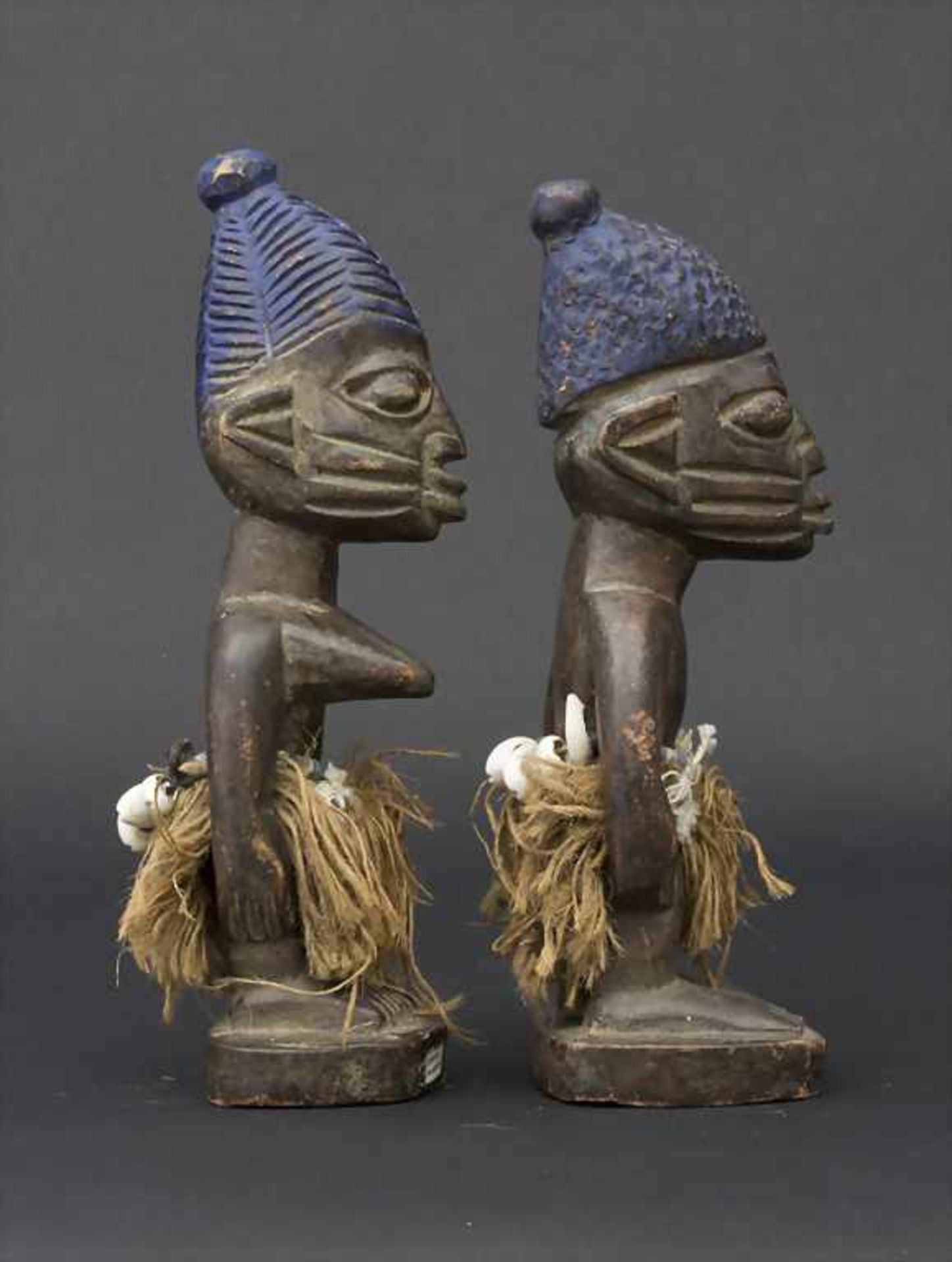 Zwillingspaar 'Ebezi' ,Yoruba, Nigeria, um 1930Material: Holz braun patiniert, Kaurimuscheln, - Image 4 of 4