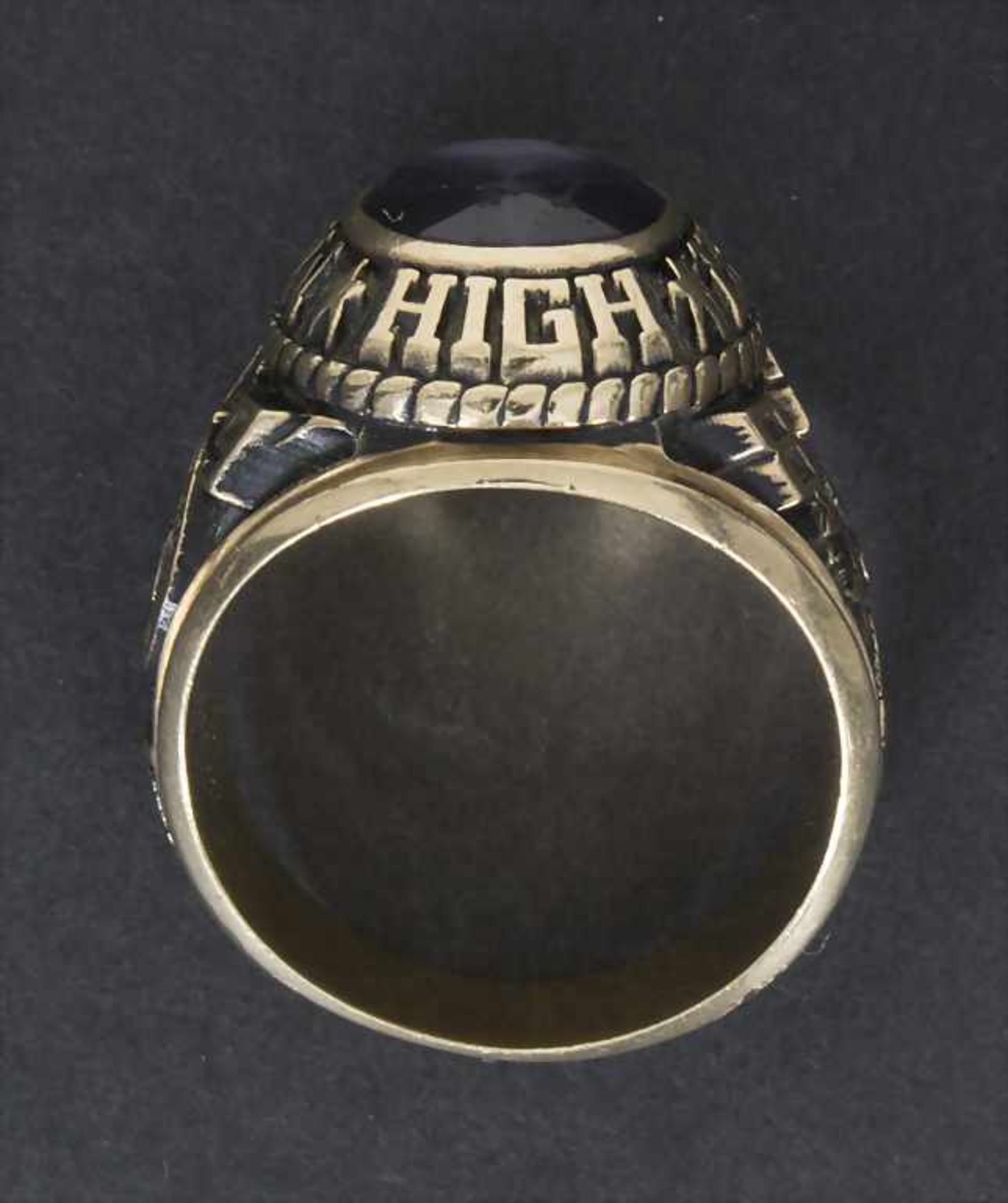 High School Class Ring 'MANCHESTER HIGH', 1988Material: Gold Au 416/000 10 Kt, violetter Farbstein, - Image 2 of 2