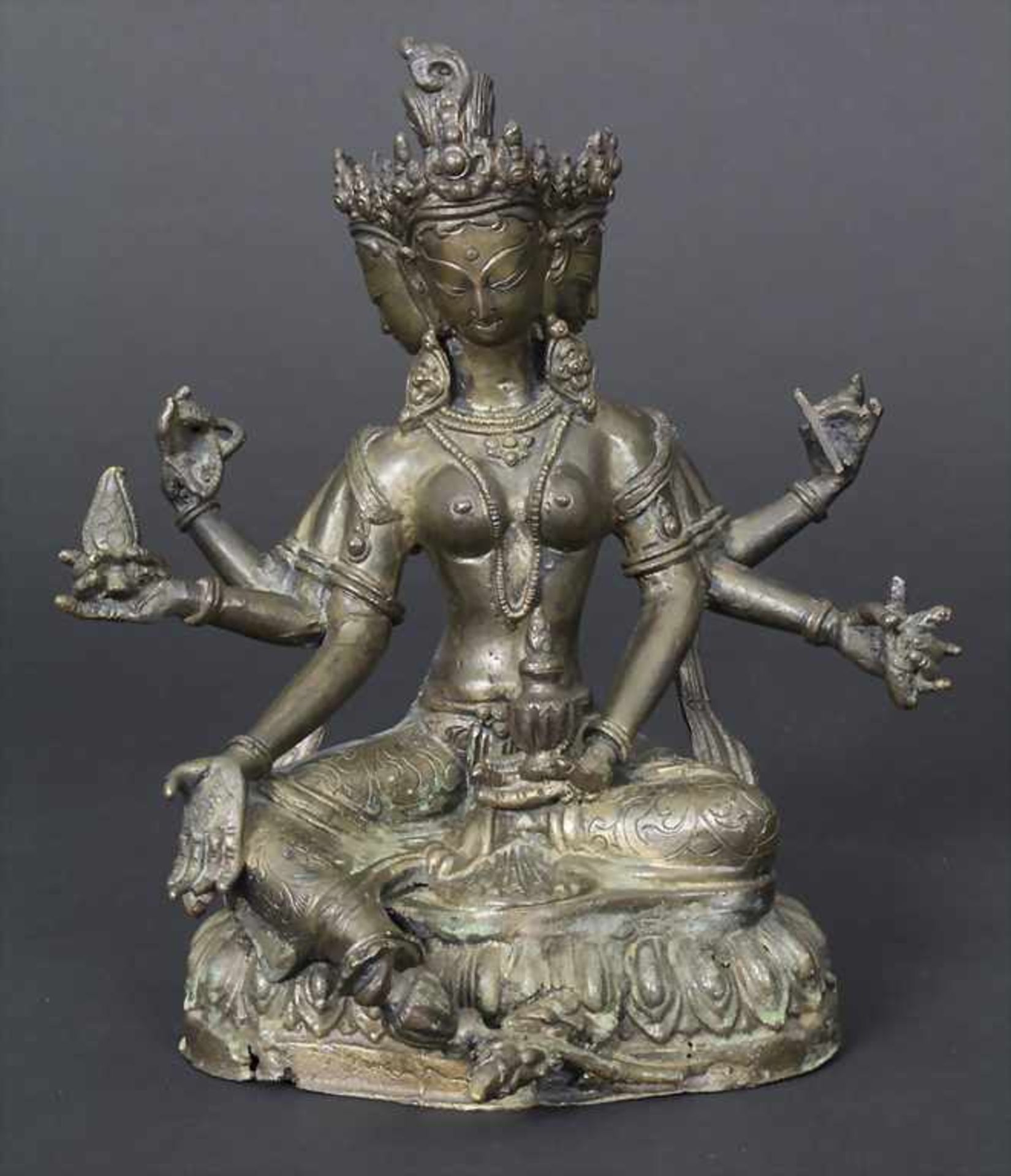 Dreiköpfige-Tara, Ushnishavijaya, Tibet, wohl 18./19. Jh.Material/Technik: Bronze, mit schön