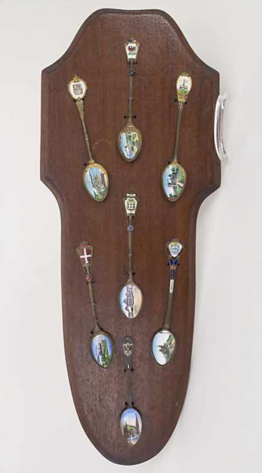 Brett mit 7 Jugendstil Andenkenlöffeln / A board with 7 Art Nouveau souvenir spoons, um