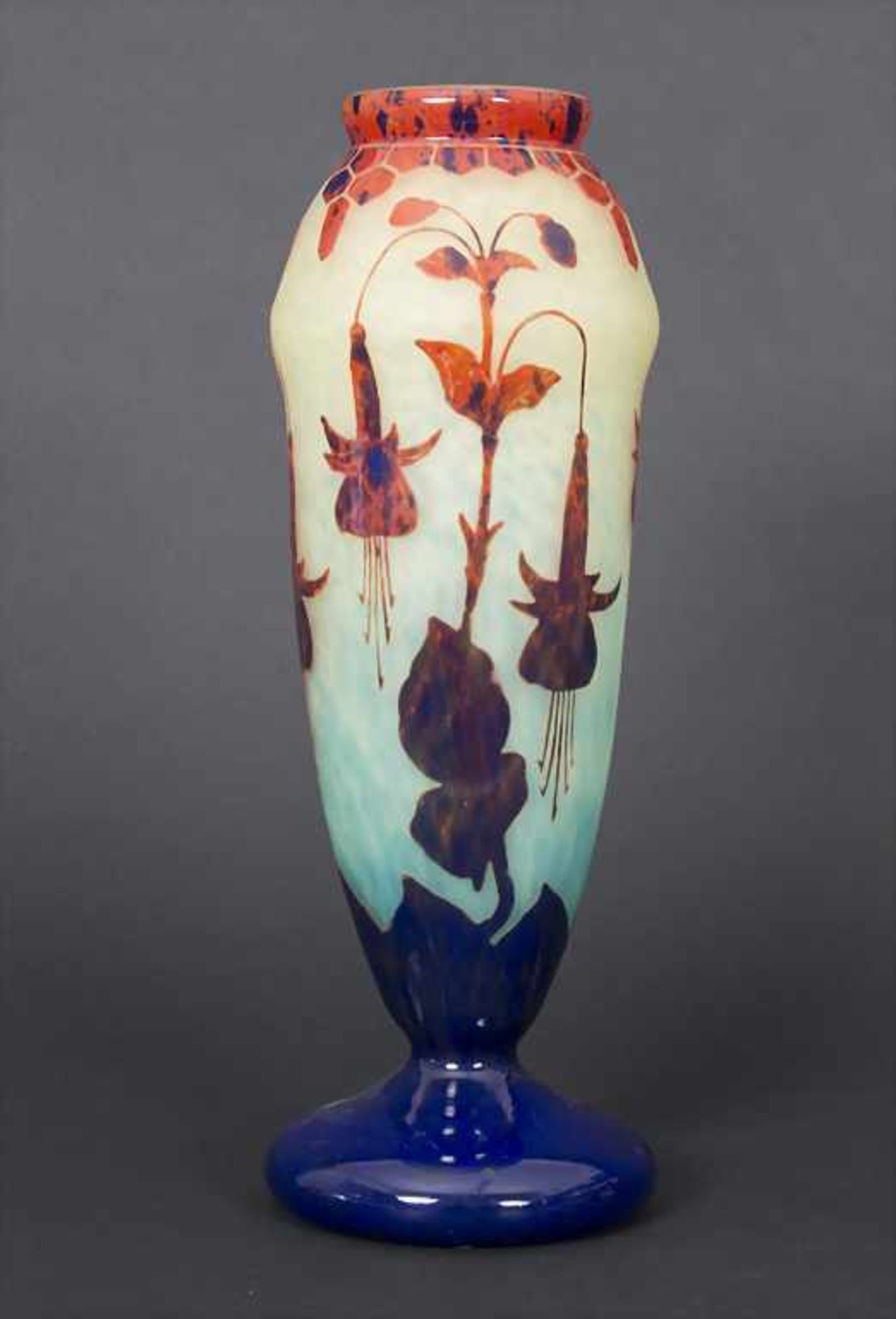 Art Déco Vase mit Fuchsien / An Art Deco vase with fuchsias, La Verre Francaise, um 1925Material: