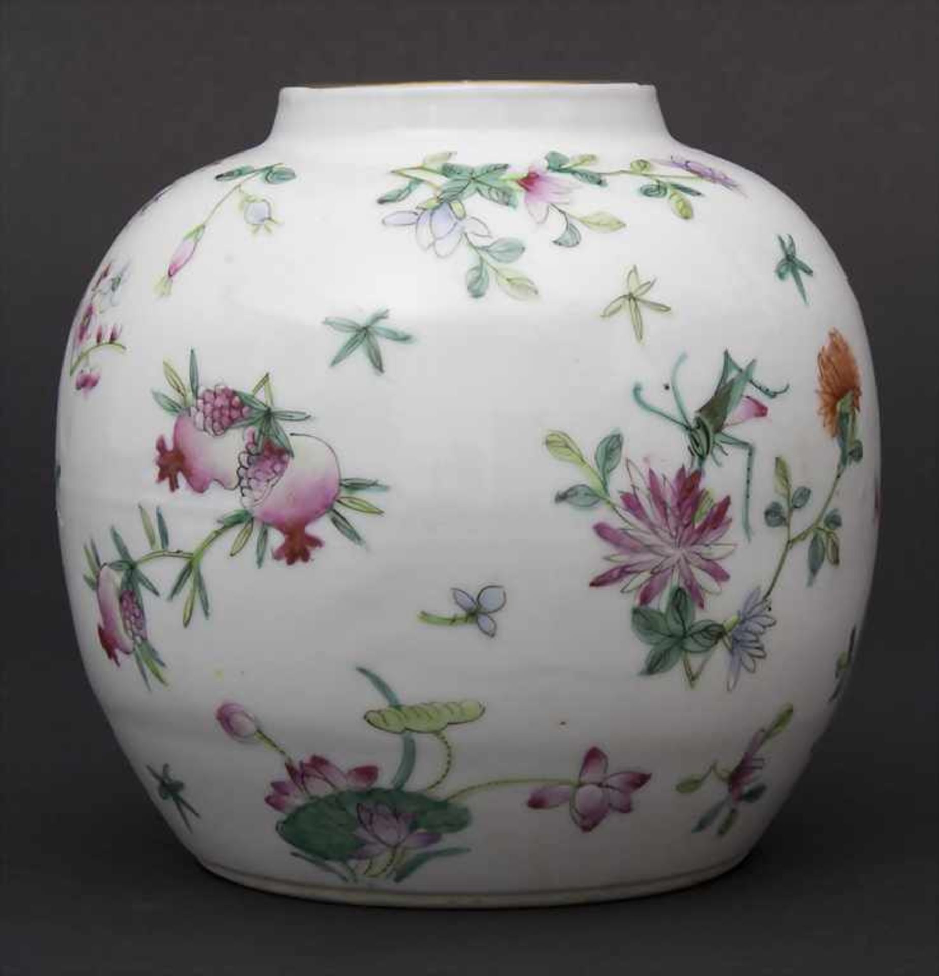 Ziervase, China, späte Qing-DynastieMaterial: Porzellan, polychrom mit Floral, Glückspfirsichen