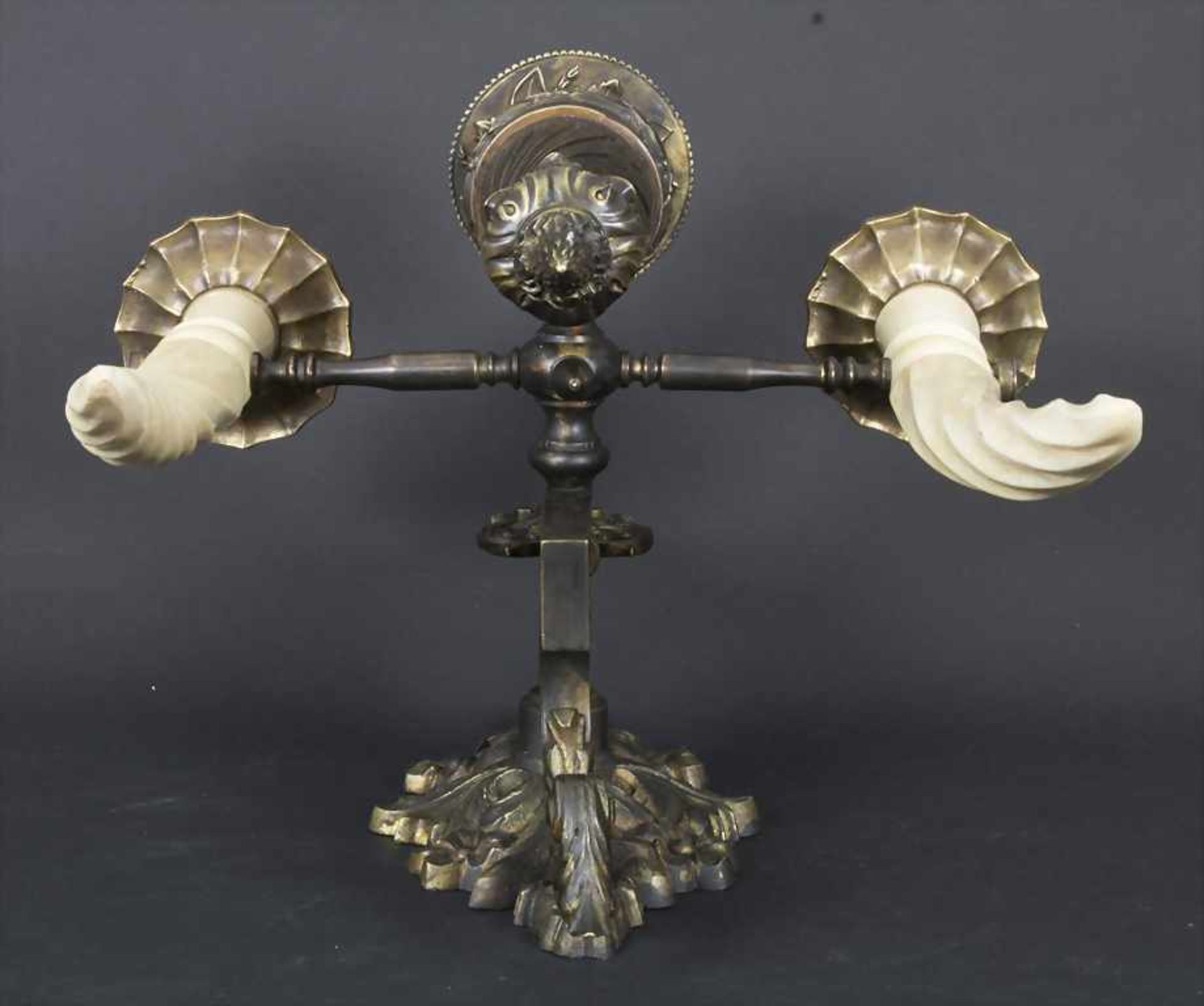 Wandhalter mit Kerzenleuchtern / A wall holder with candle sticks, 19. Jh.Material: Bronze, - Image 4 of 5