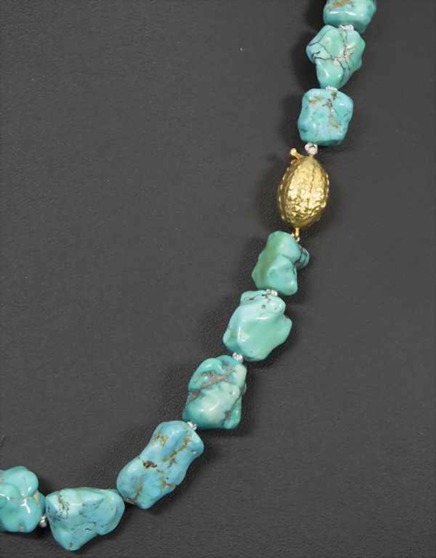 Türkis Halskette / A turquoise necklaceMaterial: 30 Türkis-Steine (Durchmesser 12 bis 24 mm), - Image 2 of 2