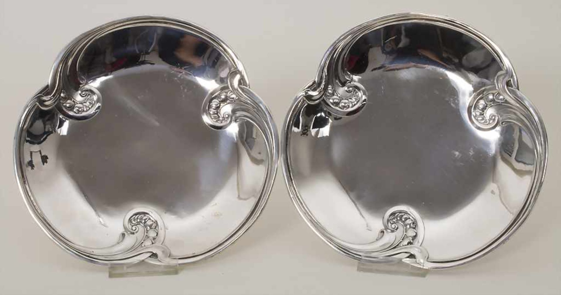 Paar Jugendstil Fußschalen / A pair of Art Nouveau footed silver plates, um 1900Material: Silber