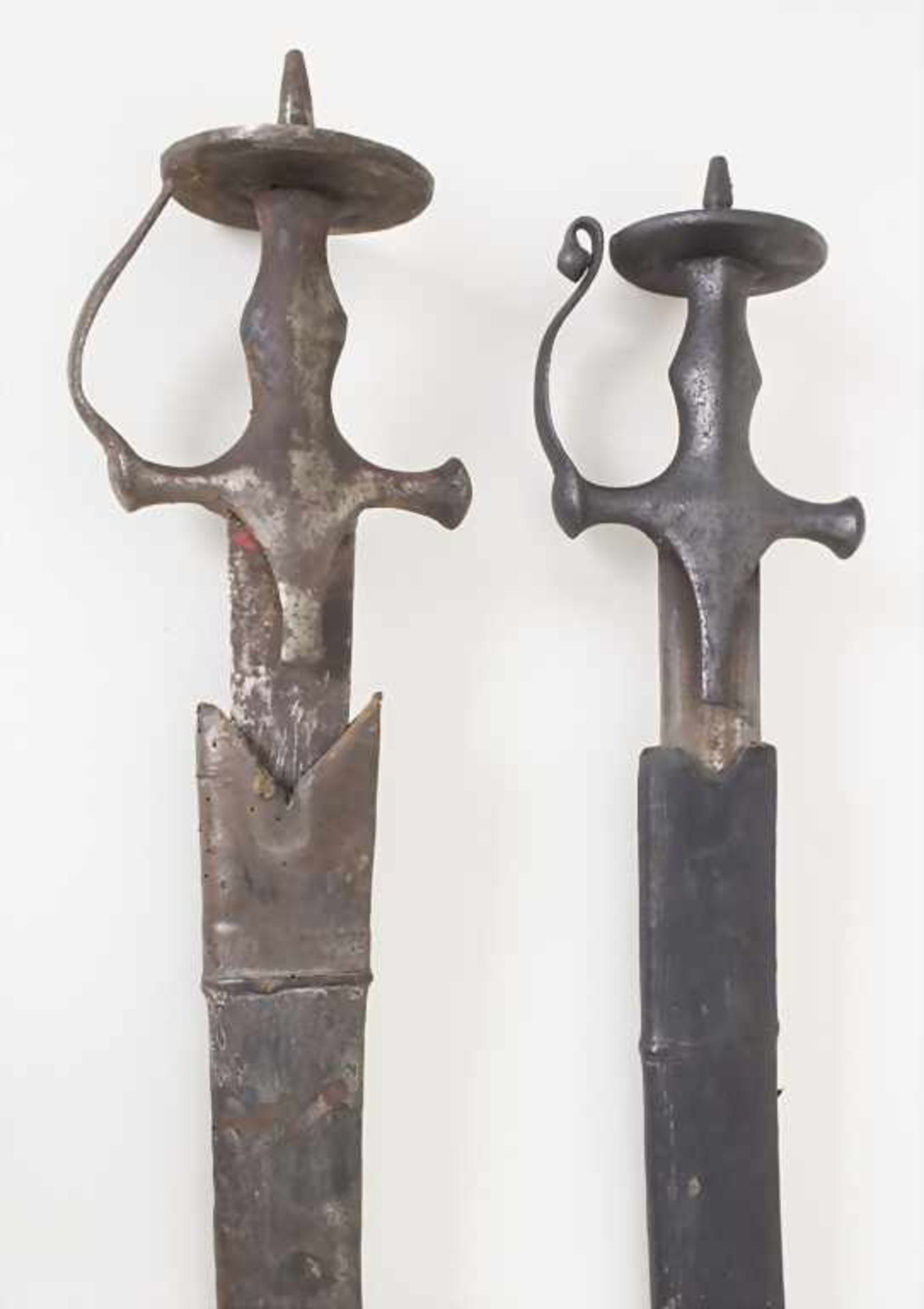 2 Säbel / A pair of sabers, wohl osmanisch, 18./19.Jh.Material: Klingen und Griff aus Schmiedeeisen,
