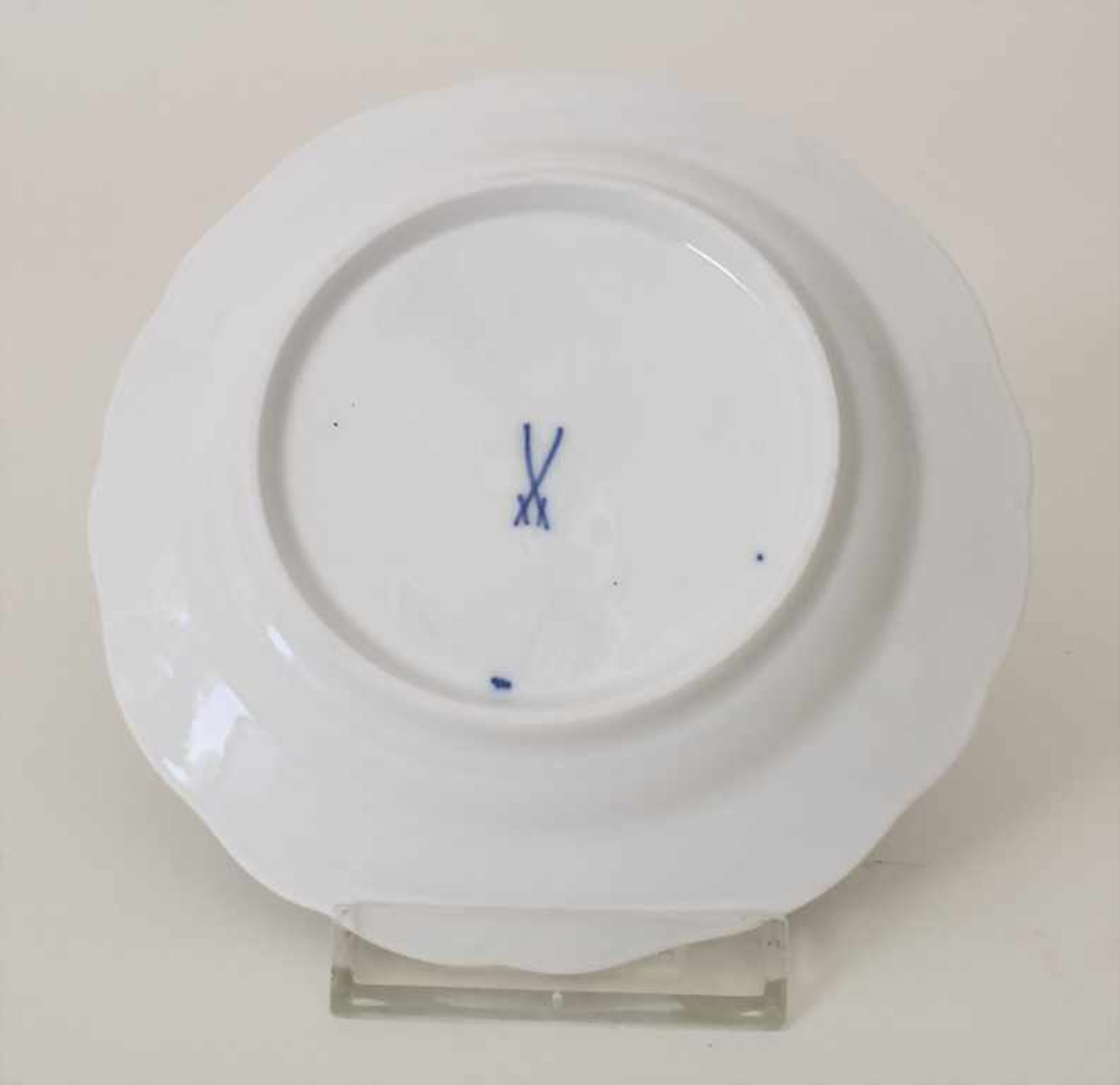 4 kleine Teller mit Zwiebelmuster / 4 small plates with 'Onion Pattern', Meissen, Mitte 20. Jh. - Bild 9 aus 10