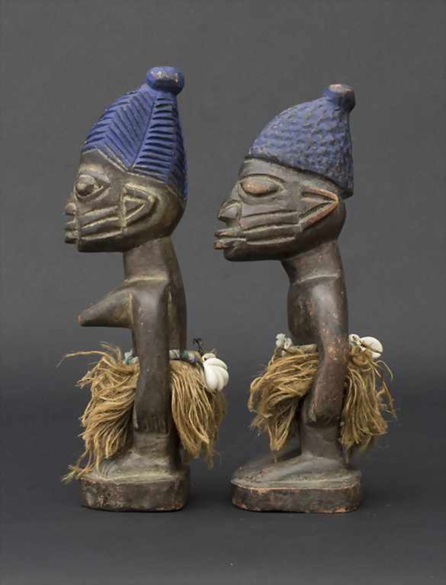 Zwillingspaar 'Ebezi' ,Yoruba, Nigeria, um 1930Material: Holz braun patiniert, Kaurimuscheln, - Image 2 of 4
