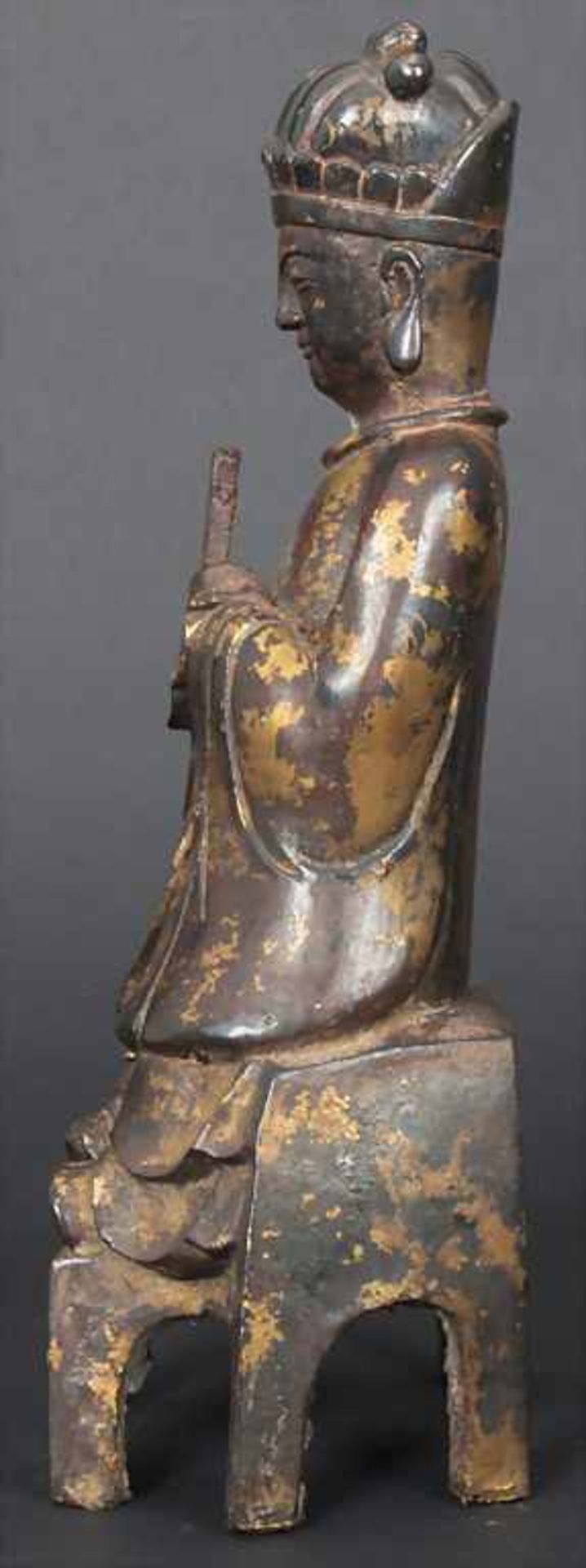 Buddha, China, wohl 19./20. JhMaterial: kupferfarbene Bronze, dunkel patiniert, Reste von Rotlack - Bild 2 aus 5