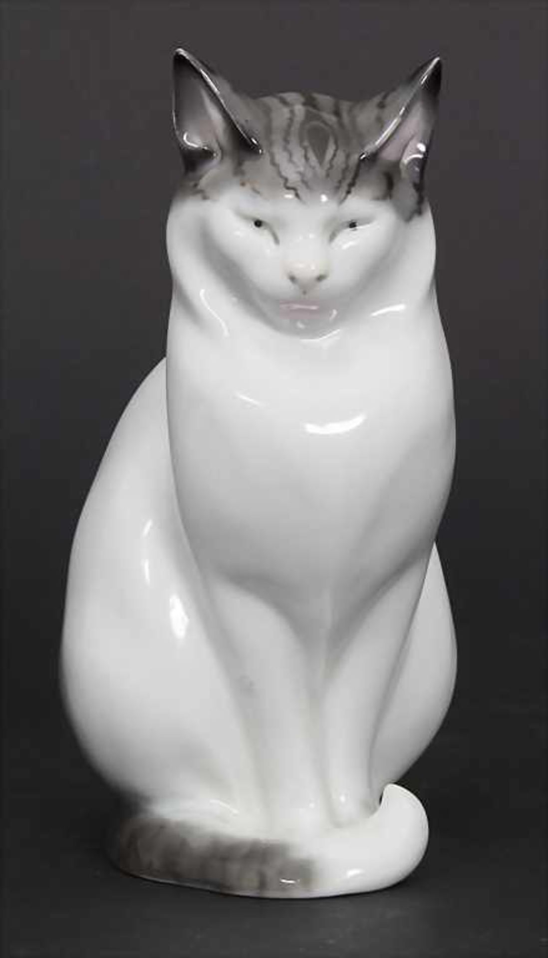 Sitzende Katze / A sitting cat, E. Pfeffer, Gotha, um 1925Material: Porzellan, dezent bemalt,