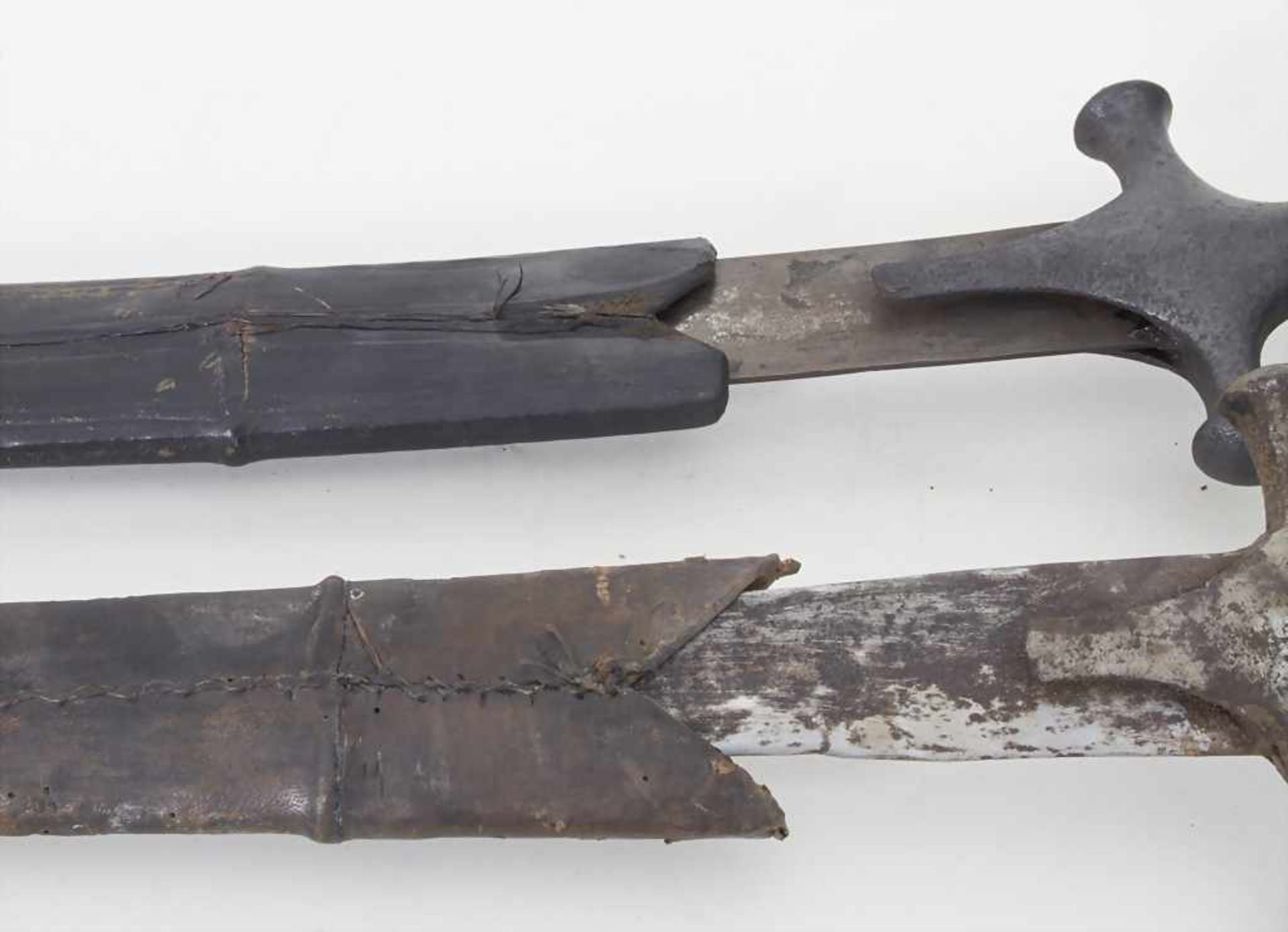 2 Säbel / A pair of sabers, wohl osmanisch, 18./19.Jh.Material: Klingen und Griff aus Schmiedeeisen, - Bild 6 aus 6