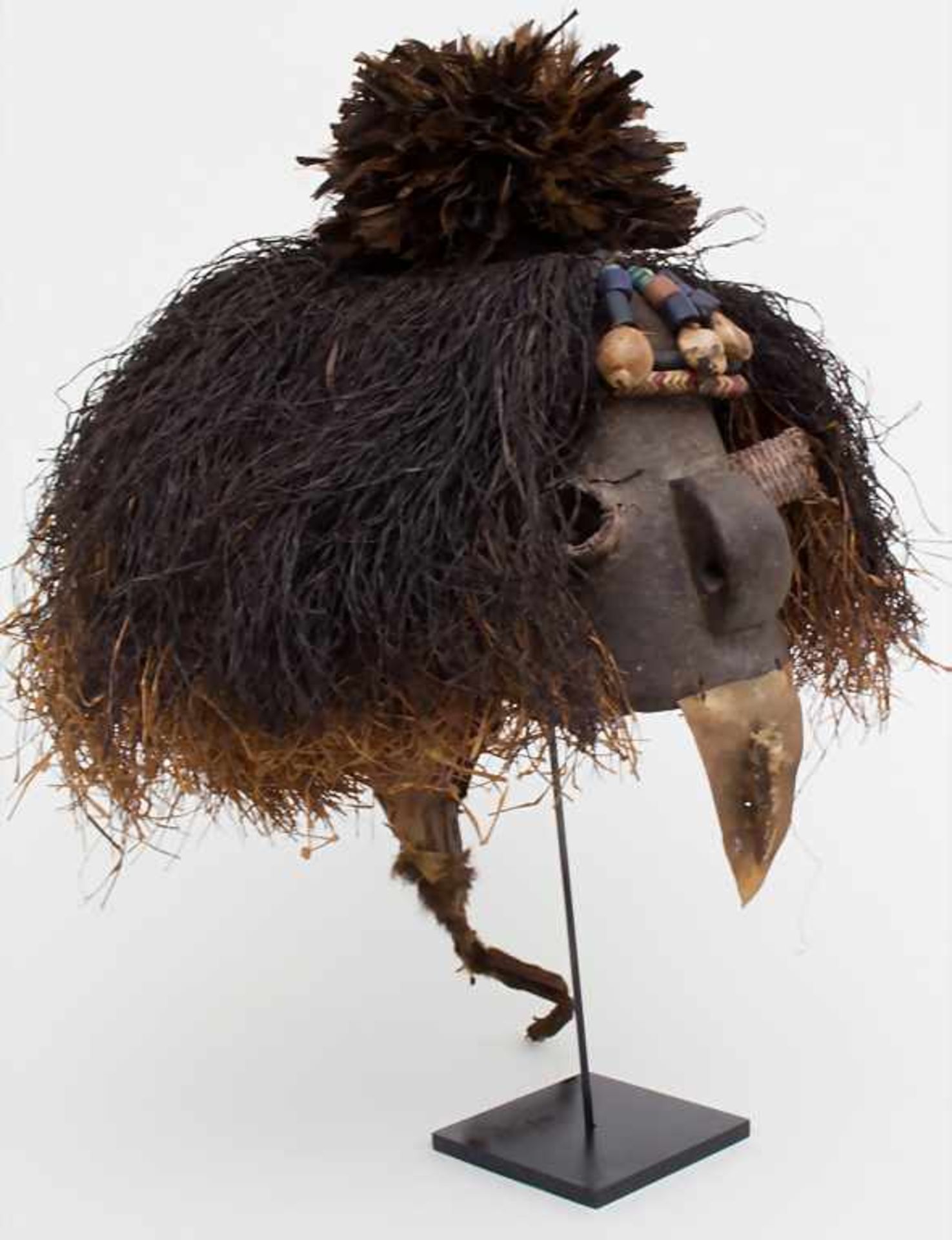 Aufsatzmaske / A mask, Pende, KongoMaterial: Holz, dunkelbraune Patina, Gräser, Schnabel eines - Image 2 of 3