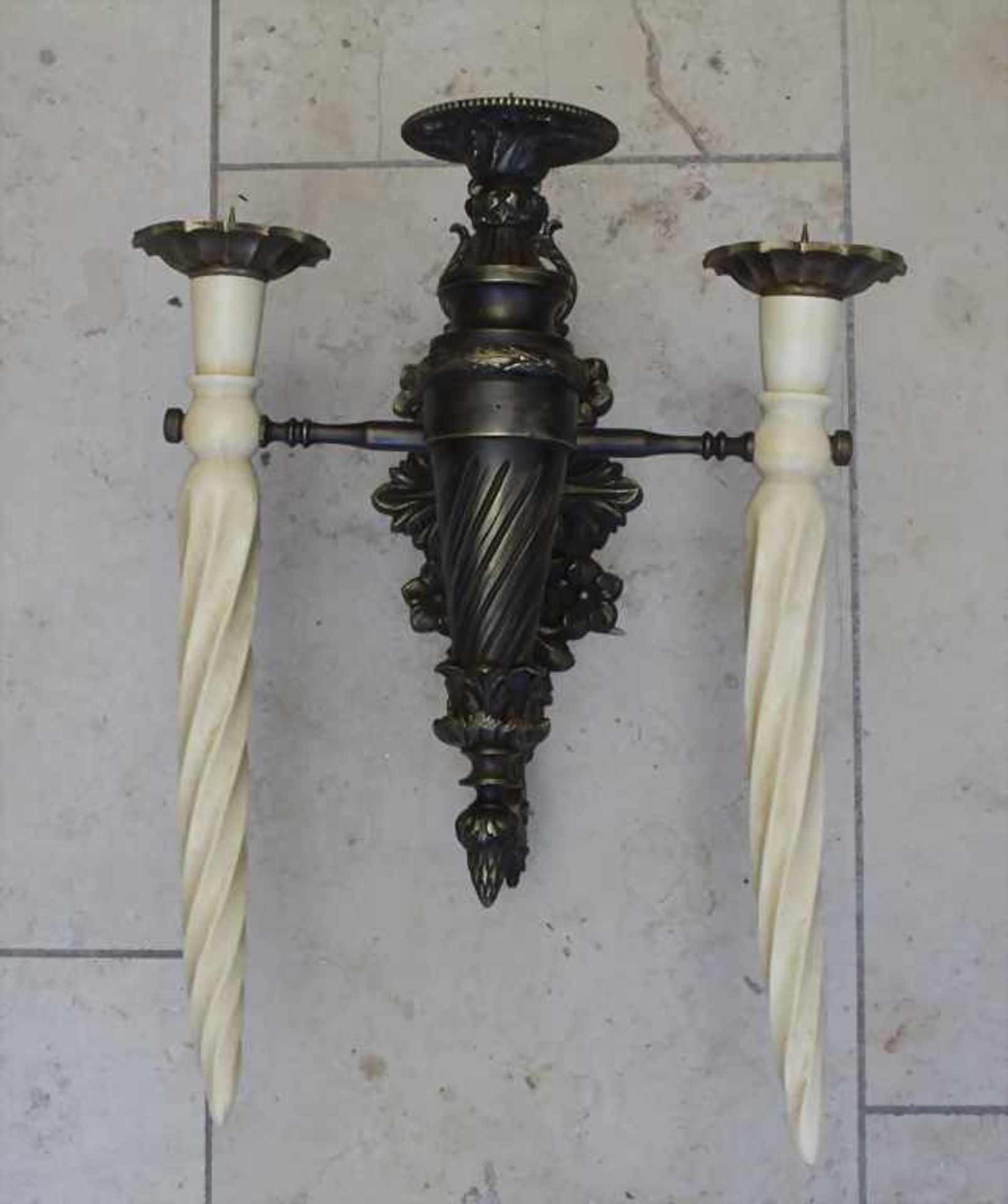 Wandhalter mit Kerzenleuchtern / A wall holder with candle sticks, 19. Jh.Material: Bronze, - Image 5 of 5