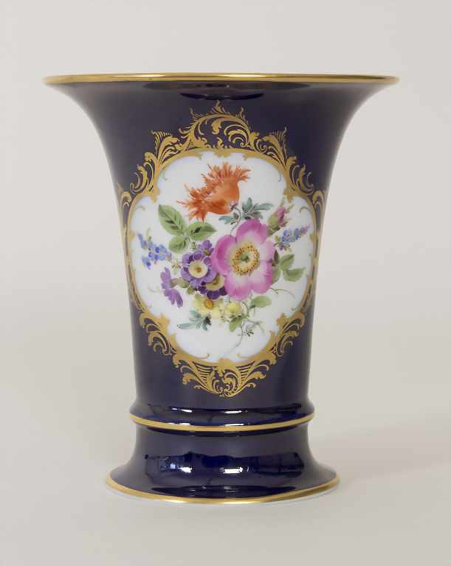 Vase mit Blumenbouquet / A vase with a flower bouquet, Meissen, 1. Hälfte 20. Jh.Material: