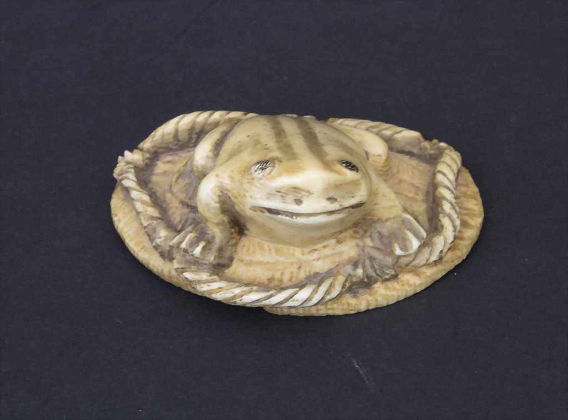 Netsuke 'Frosch' / Netsuke 'Frog', Japan, um 1900Material: Elfenbein, geschnitzt, partiell schwarz - Bild 2 aus 6