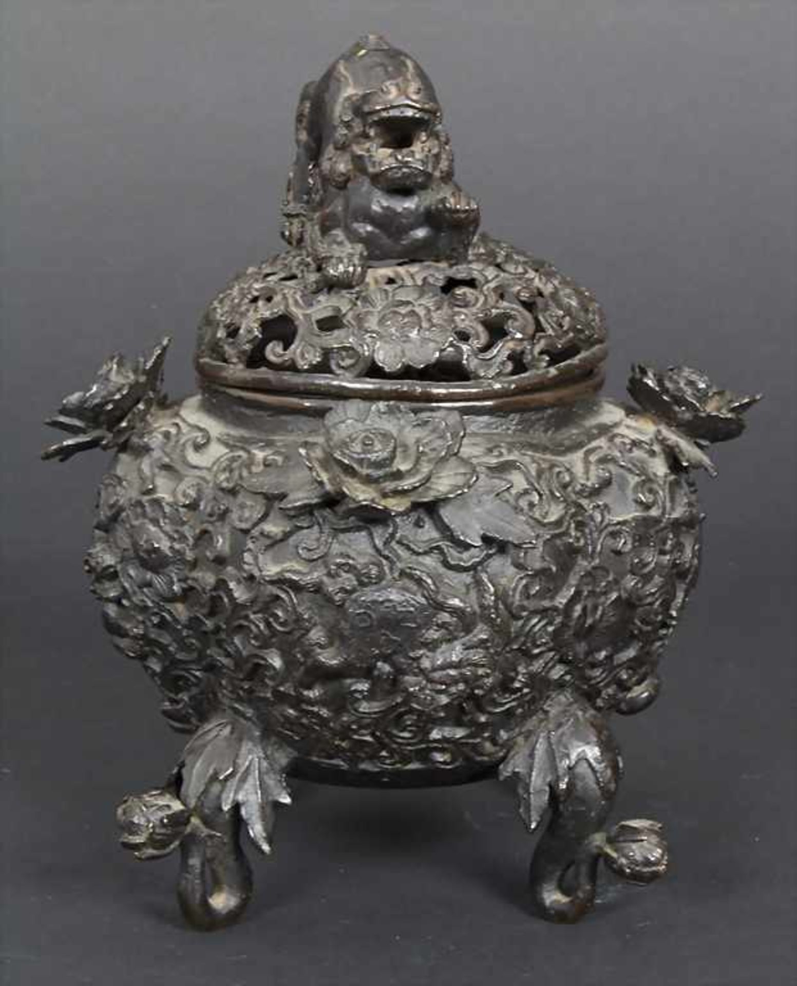 Räucherkoro mit Deckel, China, Qing-DynastieMaterial: kupferfarbene Bronze, dunkelbraun patiniert, - Image 2 of 8