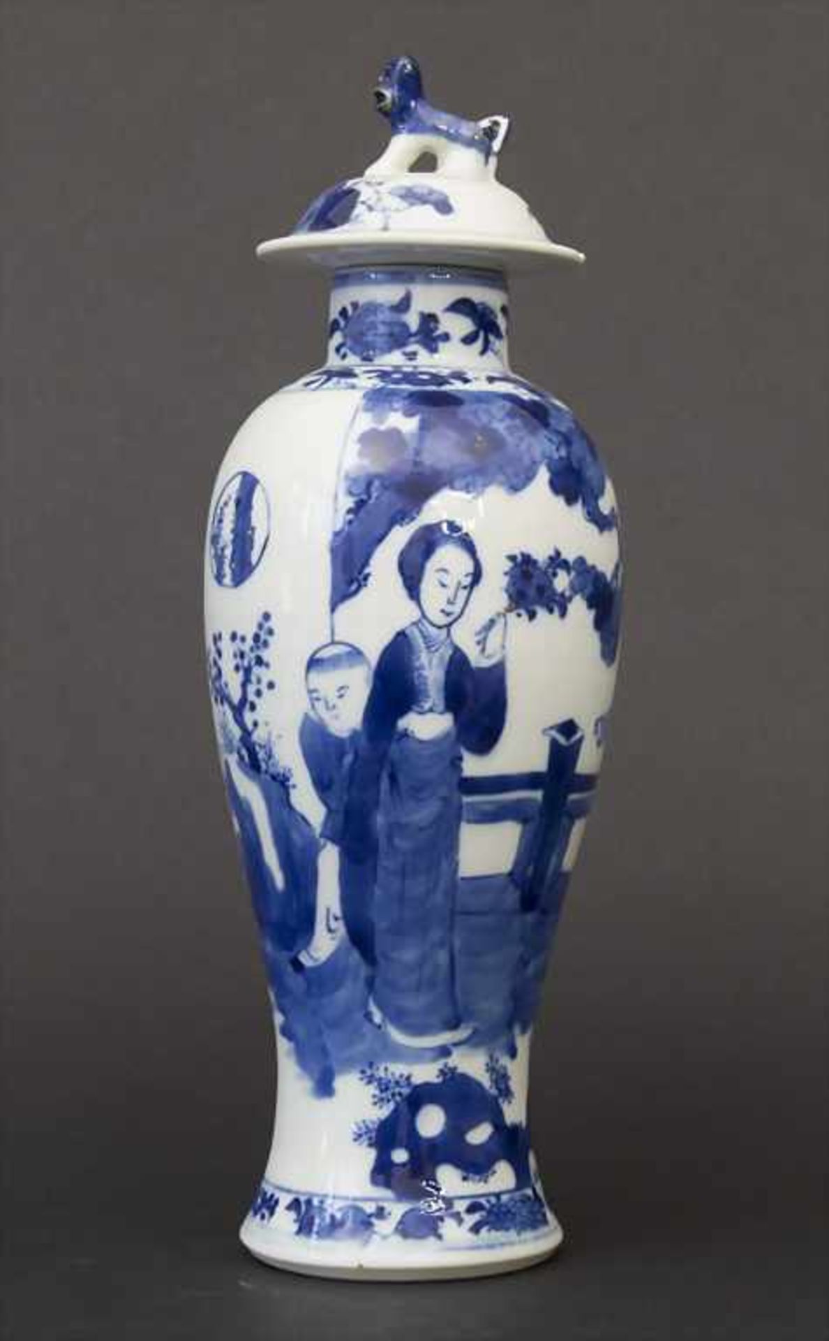 Deckelvase, Kangxi-Periode, ChinaMaterial: Porzellan, mit Blaumalerei,Marke: vier Felder Marke,Maße: