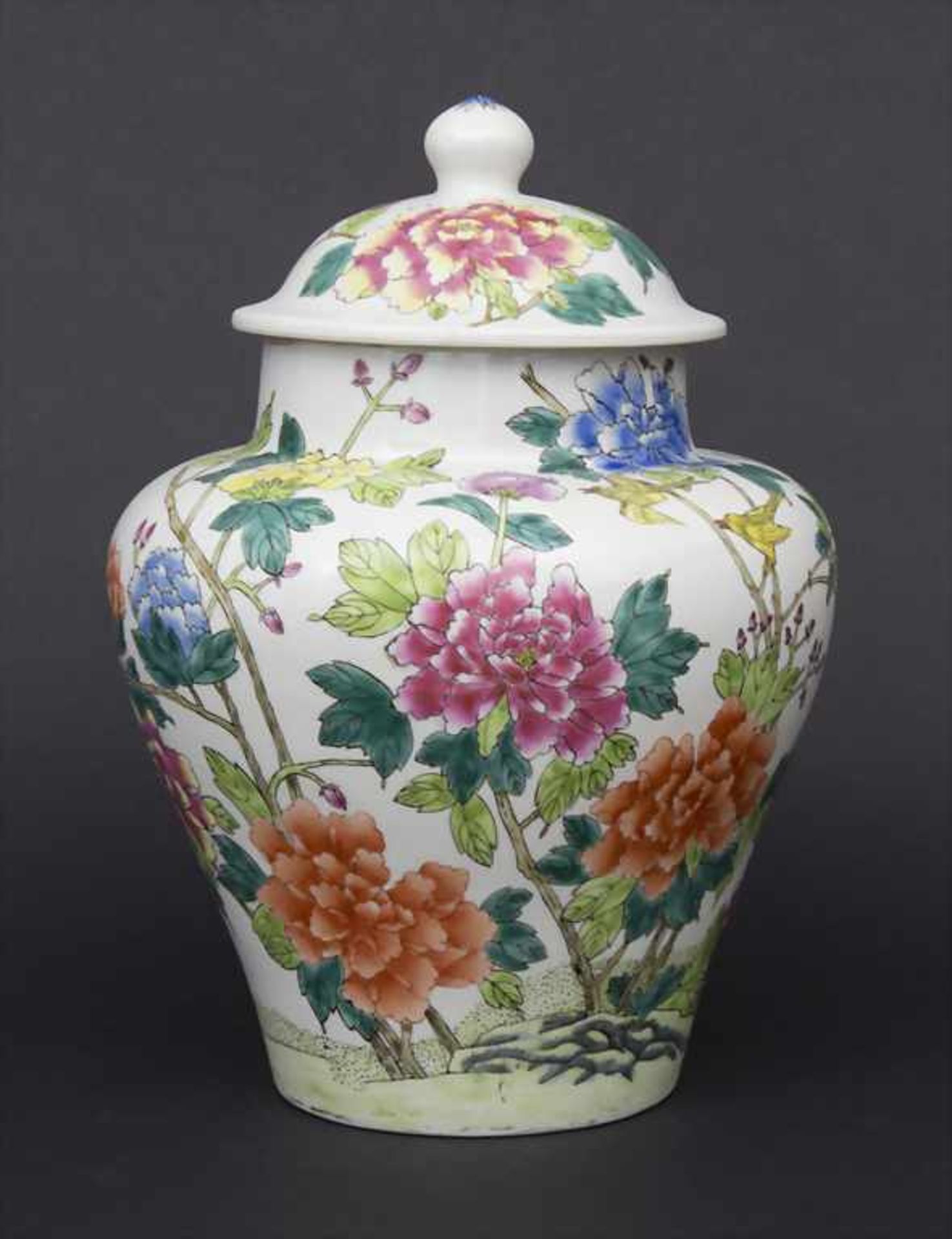 Porzellan-Deckelvase / A Lidded Vase, China, 20. Jh.Material: Porzellan, mit polychromem