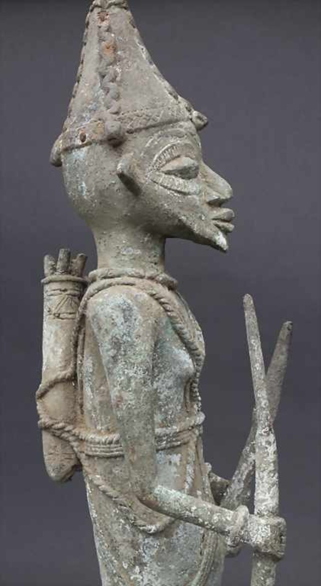 Jägerfigur, Yoruba, Nigeria, 2. Hälfte, 20. Jh.Material: Bronze, mit grünlicher Krustenpatina, - Bild 5 aus 5