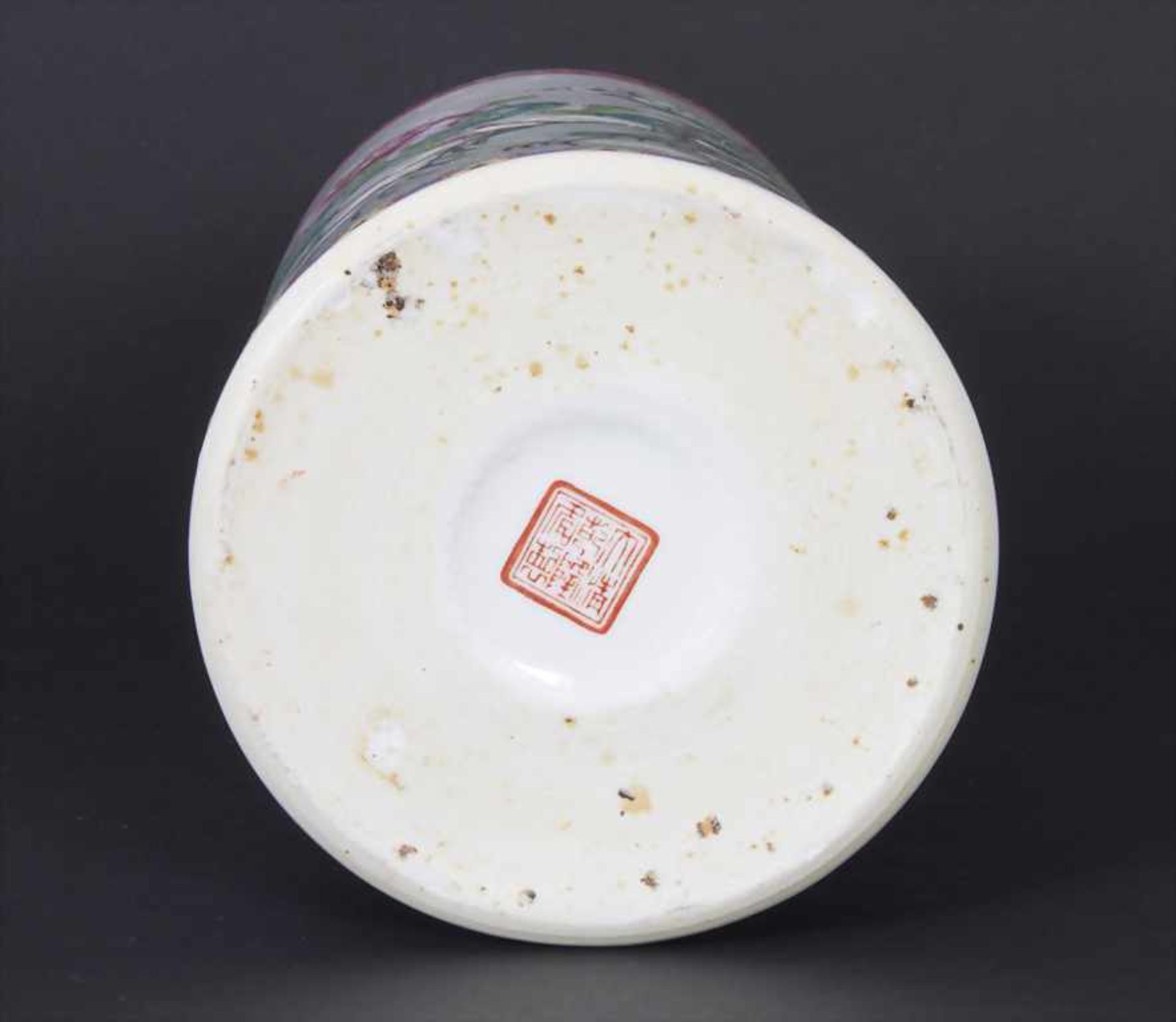 Porzellan-Vase / A Lidded Vase, China, 20. Jh.Material: Porzellan, mit polychromem Floraldekor, - Bild 6 aus 9