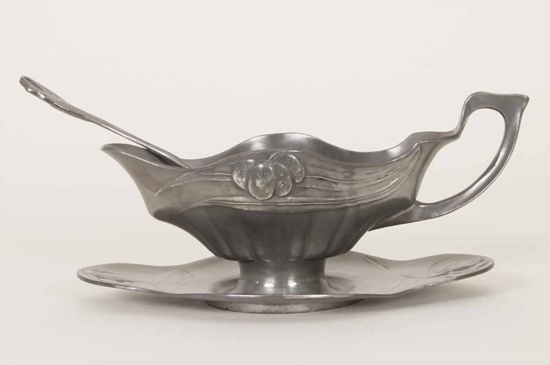 Jugendstil Sauciere mit Löffel / An Art Nouveau sauce boat with serving spoon, Orivit, Köln um