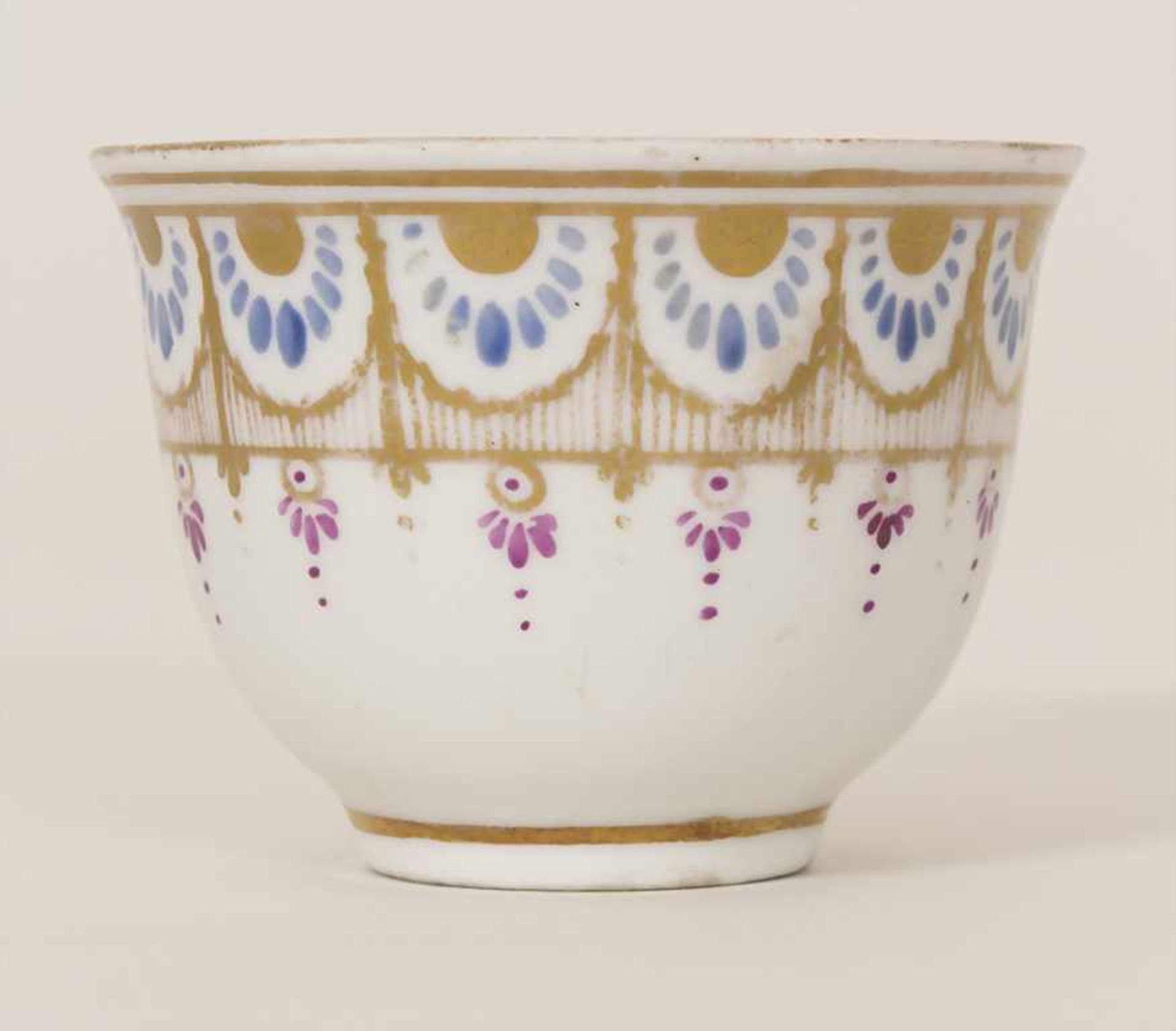 Koppchen mit Goldbordüren / An early cup, Meissen, um 1730Material: Porzellan, in Gold, Blau und