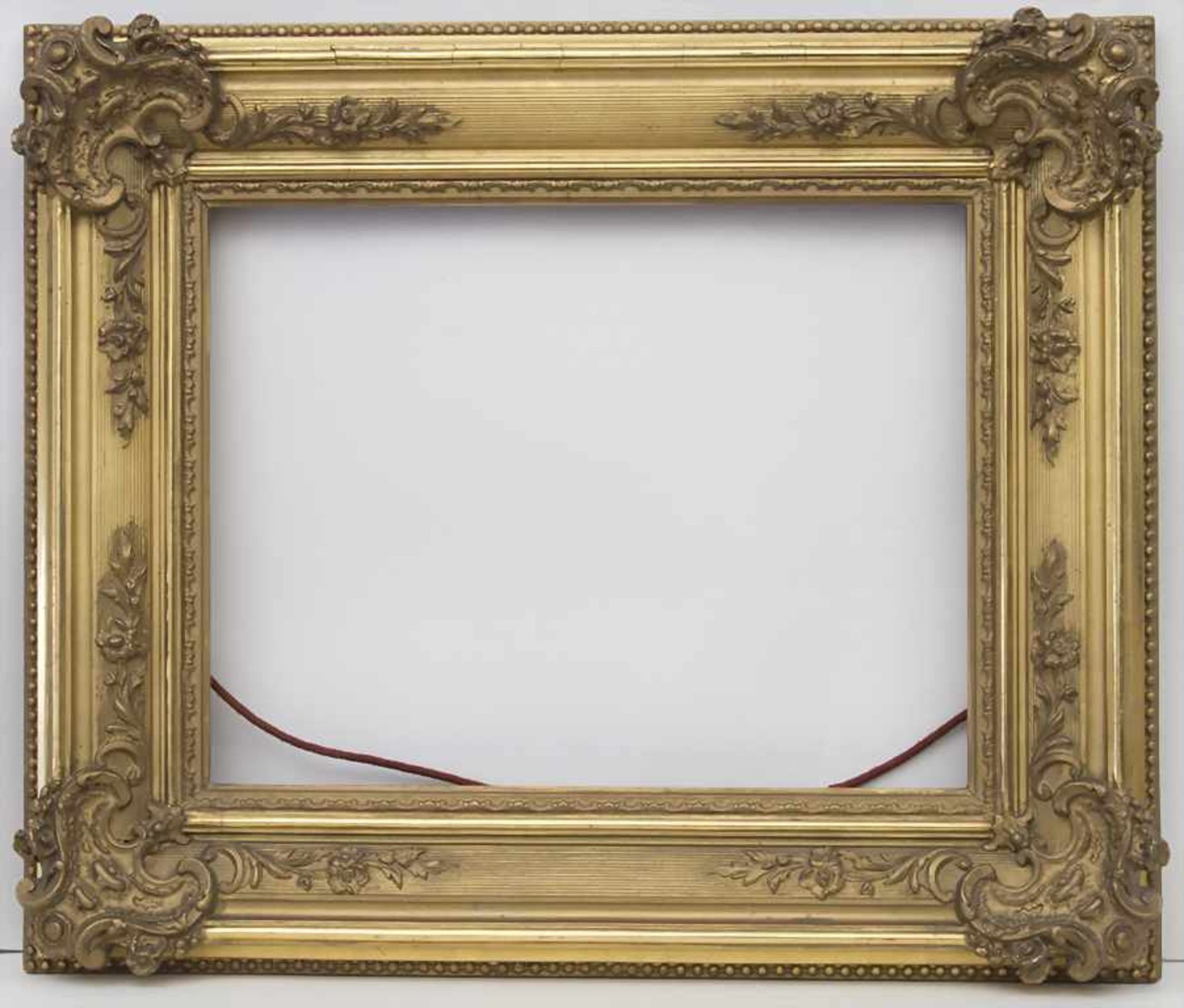 Goldrahmen mit Rocaillen / A gilt frame with rocailles, 19. Jh.Material: Holz, stuckiert,