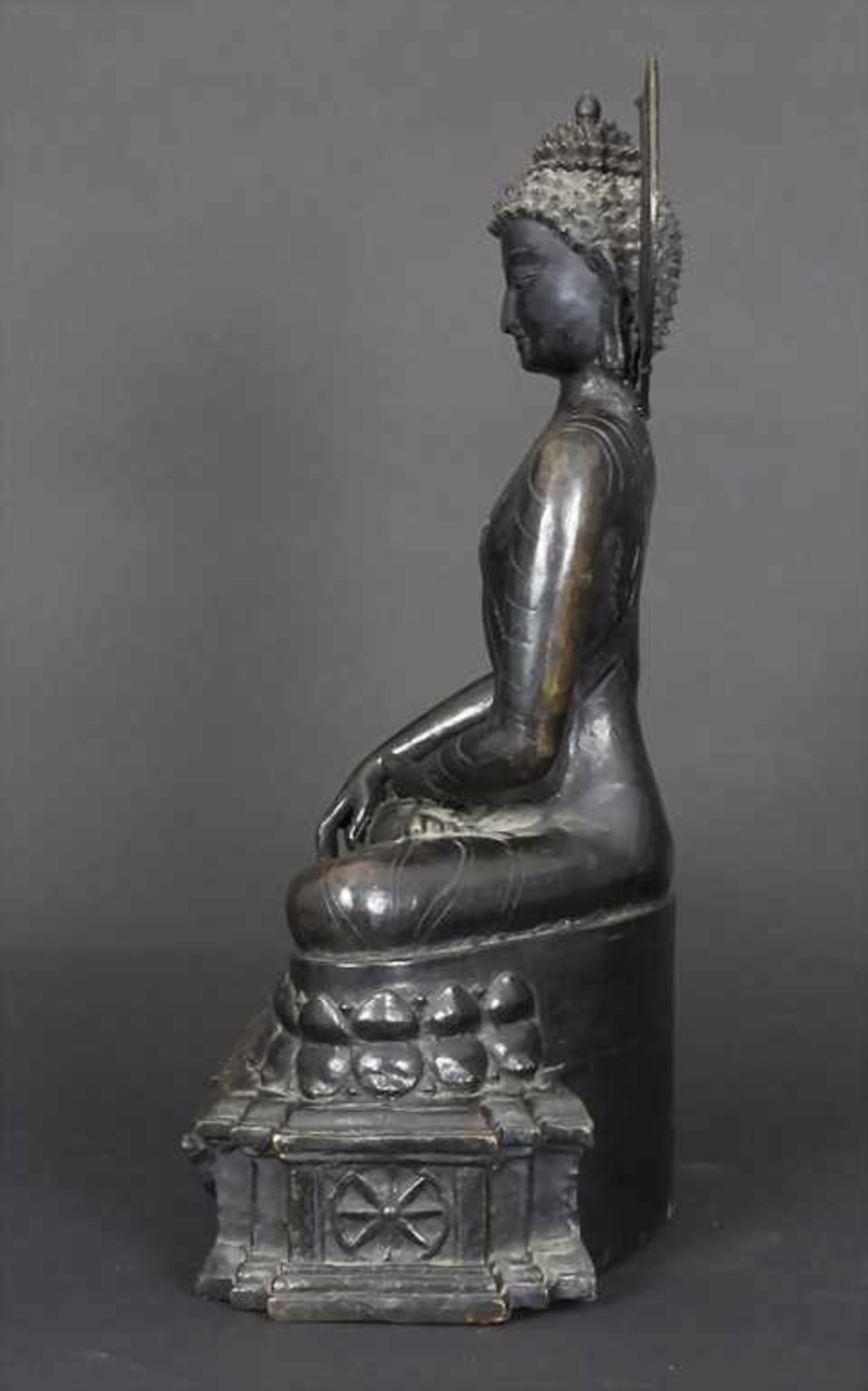 Buddhafigur 'Shakyamuni' / A buddha figure 'Shakyamuni', Tibeto-ChinesischMaterial: Bronze, - Image 2 of 4