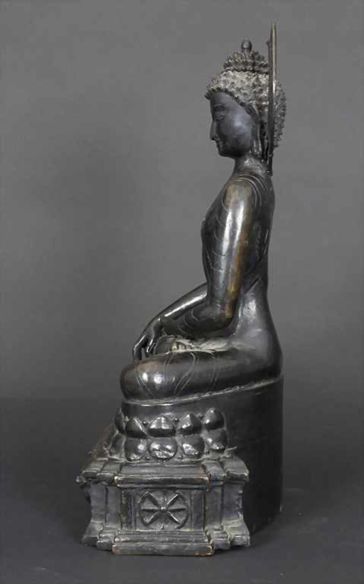 Buddhafigur 'Shakyamuni' / A buddha figure 'Shakyamuni', Tibeto-ChinesischMaterial: Bronze, - Bild 2 aus 4