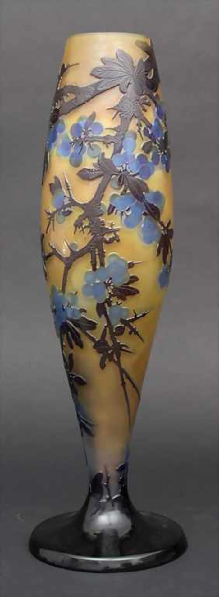 Jugendstilvase mit Schlehen / An Art Nouveau vase with sloes / A vase avec Prunellier, Emile