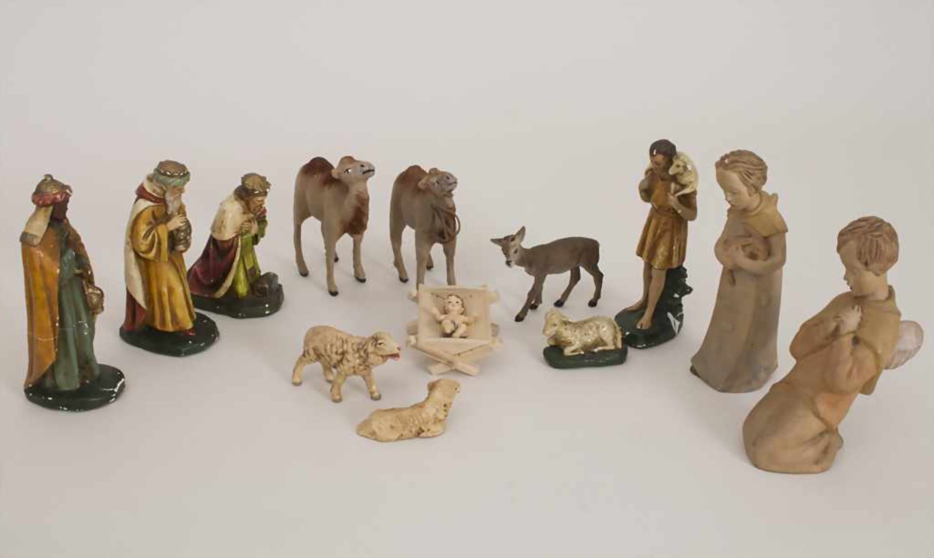 13 Krippenfiguren / 13 crib figuresMaterial: Gips, farbig staffiert, Holz, Höhen: 4 cm (