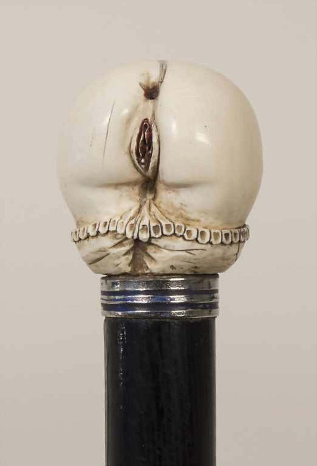 Flanierstock Erotika / An erotica cane, England, um 1900Material: kugeliger Knauf aus beschnitztem