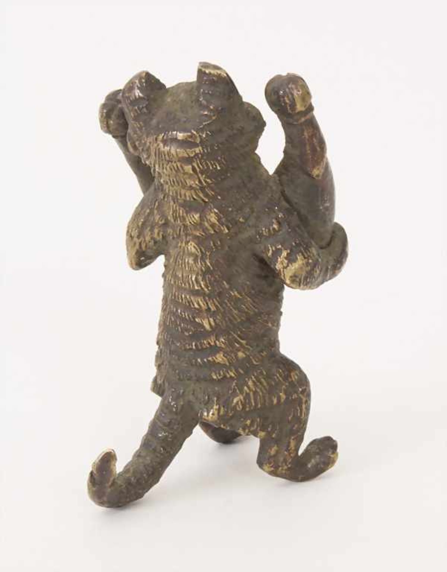 Wiener Bronze 'Katze mit Sektflaschen' / An miniature bronze cat carrying 2 bottles of champagne, - Bild 2 aus 2