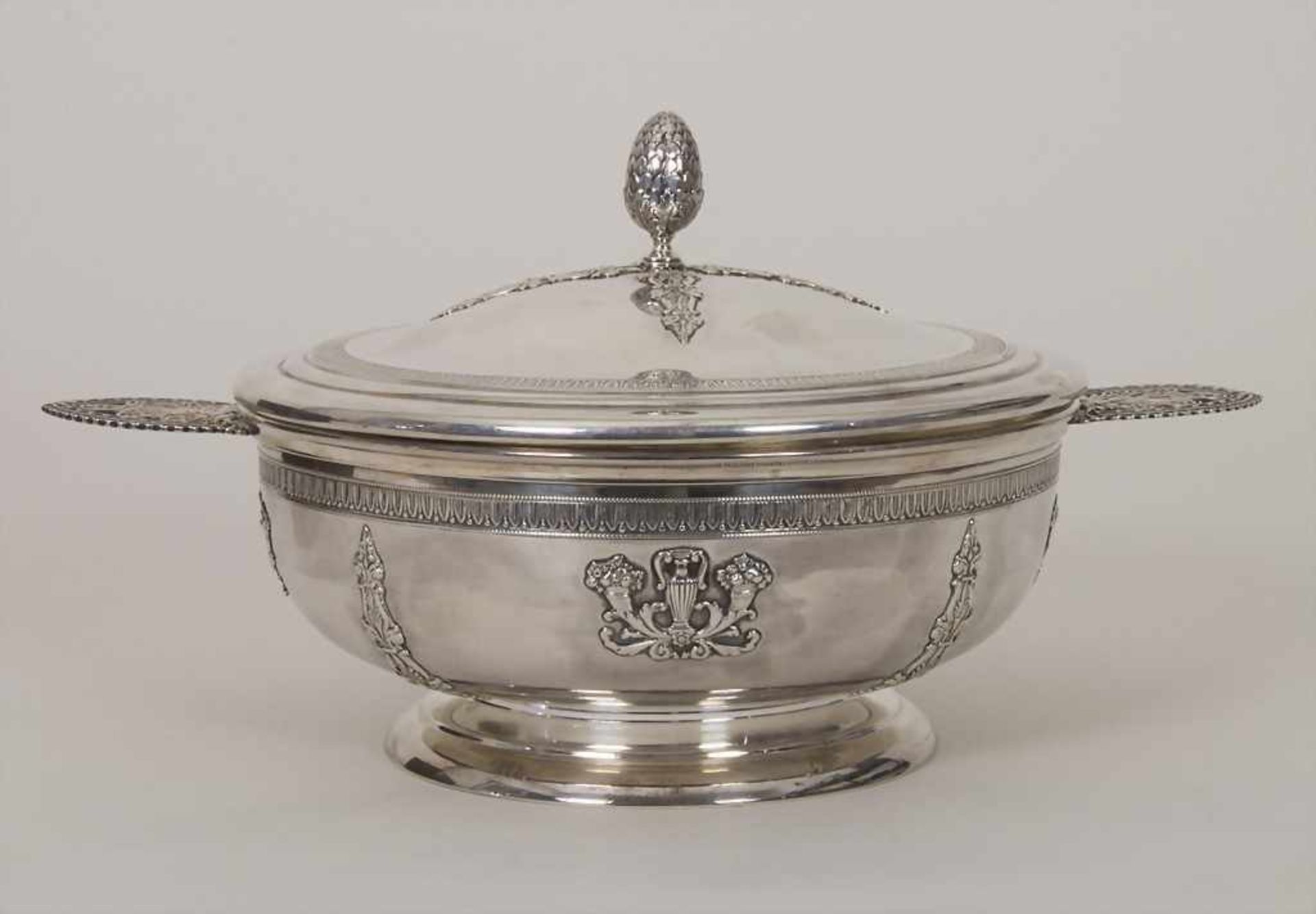 Deckelterrine / A covered silver tureen / Légumier en argent / Page Freres, Paris, um - Bild 6 aus 13