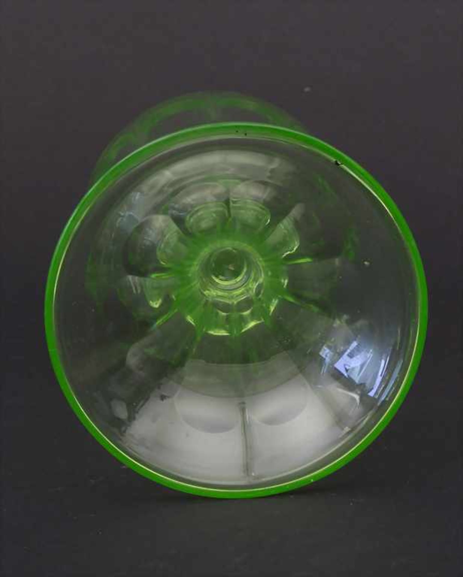 5 Urangläser / 5 uranium glasses, um 1920Material: grünes Uranglas, Kuppa mit Olivenschliff, - Bild 4 aus 4