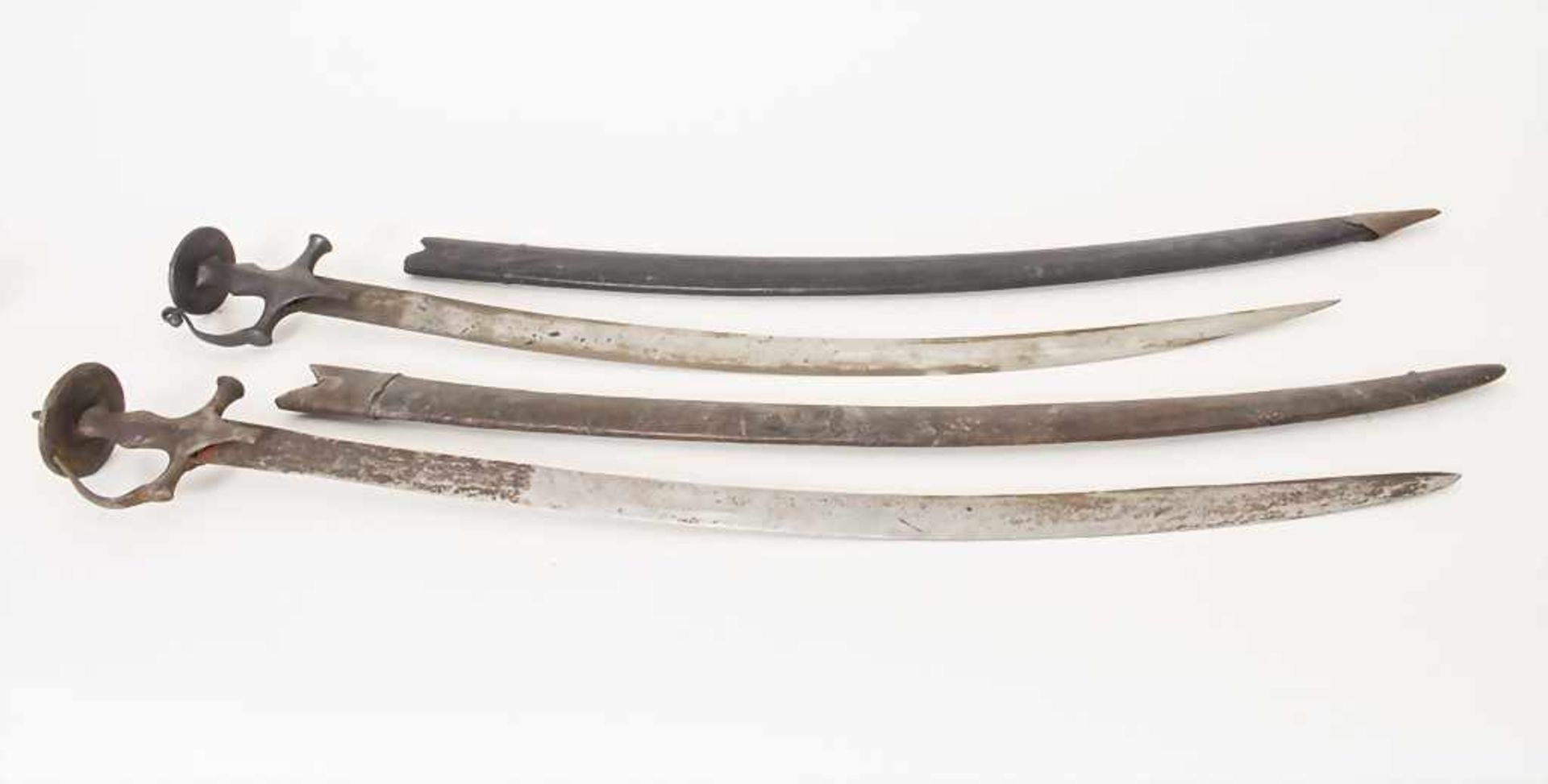 2 Säbel / A pair of sabers, wohl osmanisch, 18./19.Jh.Material: Klingen und Griff aus Schmiedeeisen, - Bild 3 aus 6