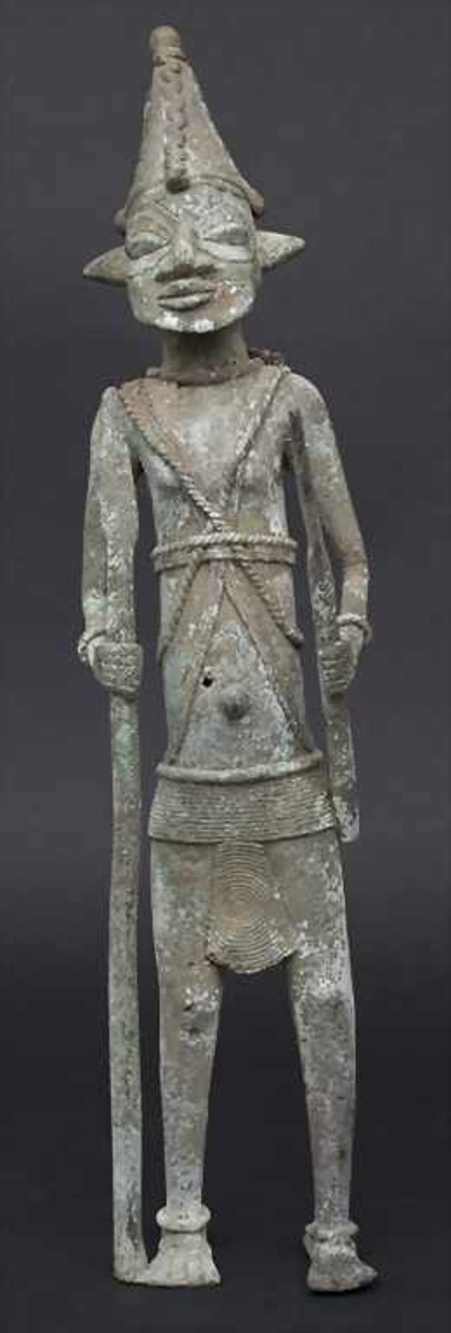 Jägerfigur, Yoruba, Nigeria, 2. Hälfte, 20. Jh.Material: Bronze, mit grünlicher Krustenpatina,