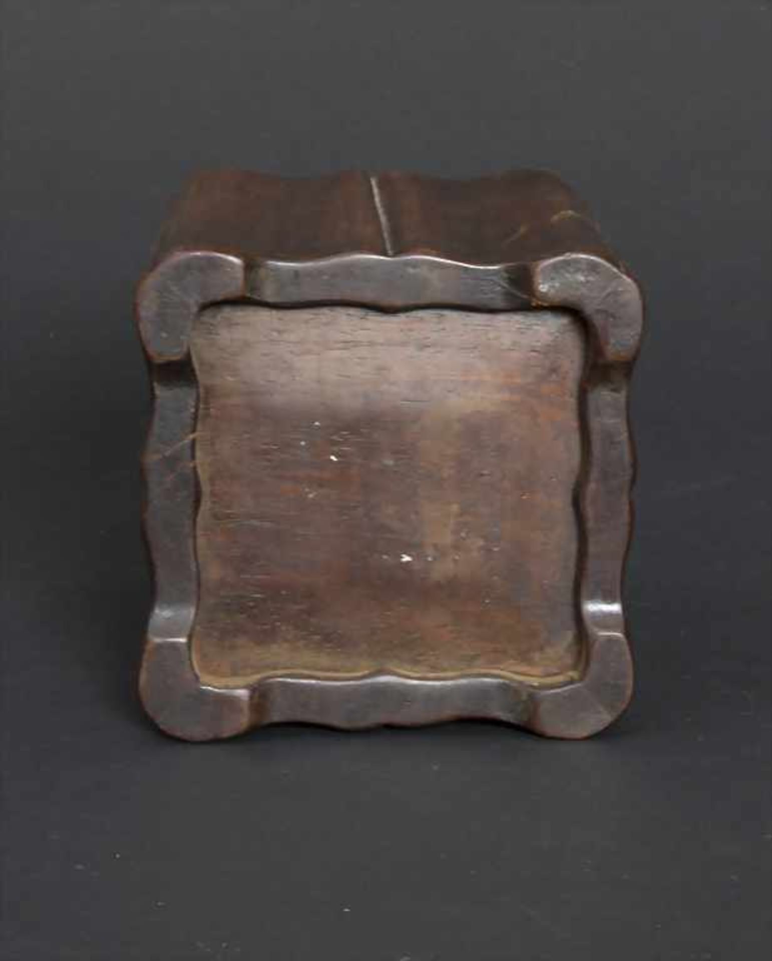 Pinselgefäß / A brush vessel, China 20. Jh.Material: Palisanderholz, geschnitzt,Höhe: 12 cm, - Image 4 of 4
