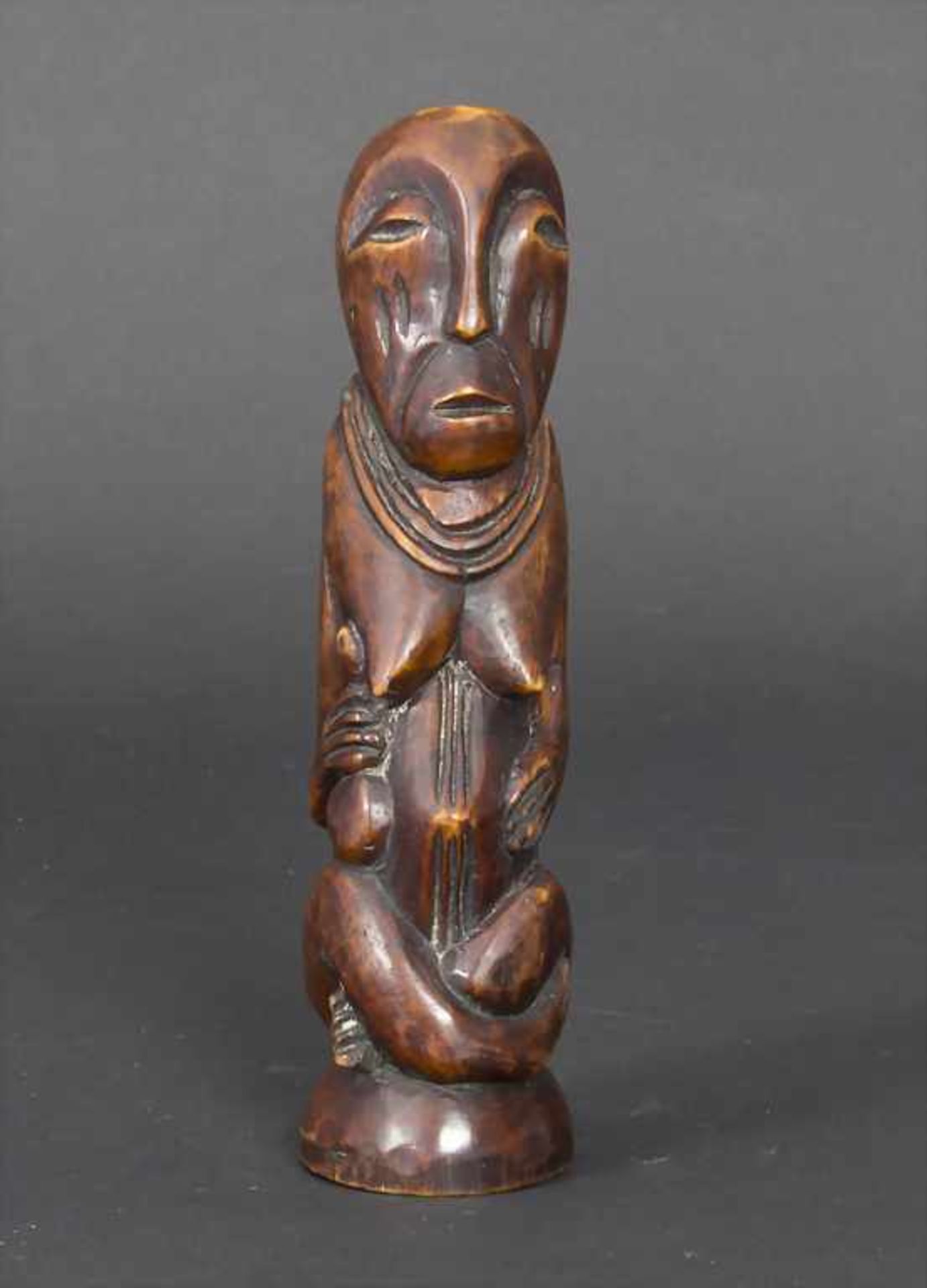 Elfenbein Statuette der Lega, Nordkongo, um 1930Material: Elfenbein braun patiniert,Stamm der Lega- - Bild 3 aus 4