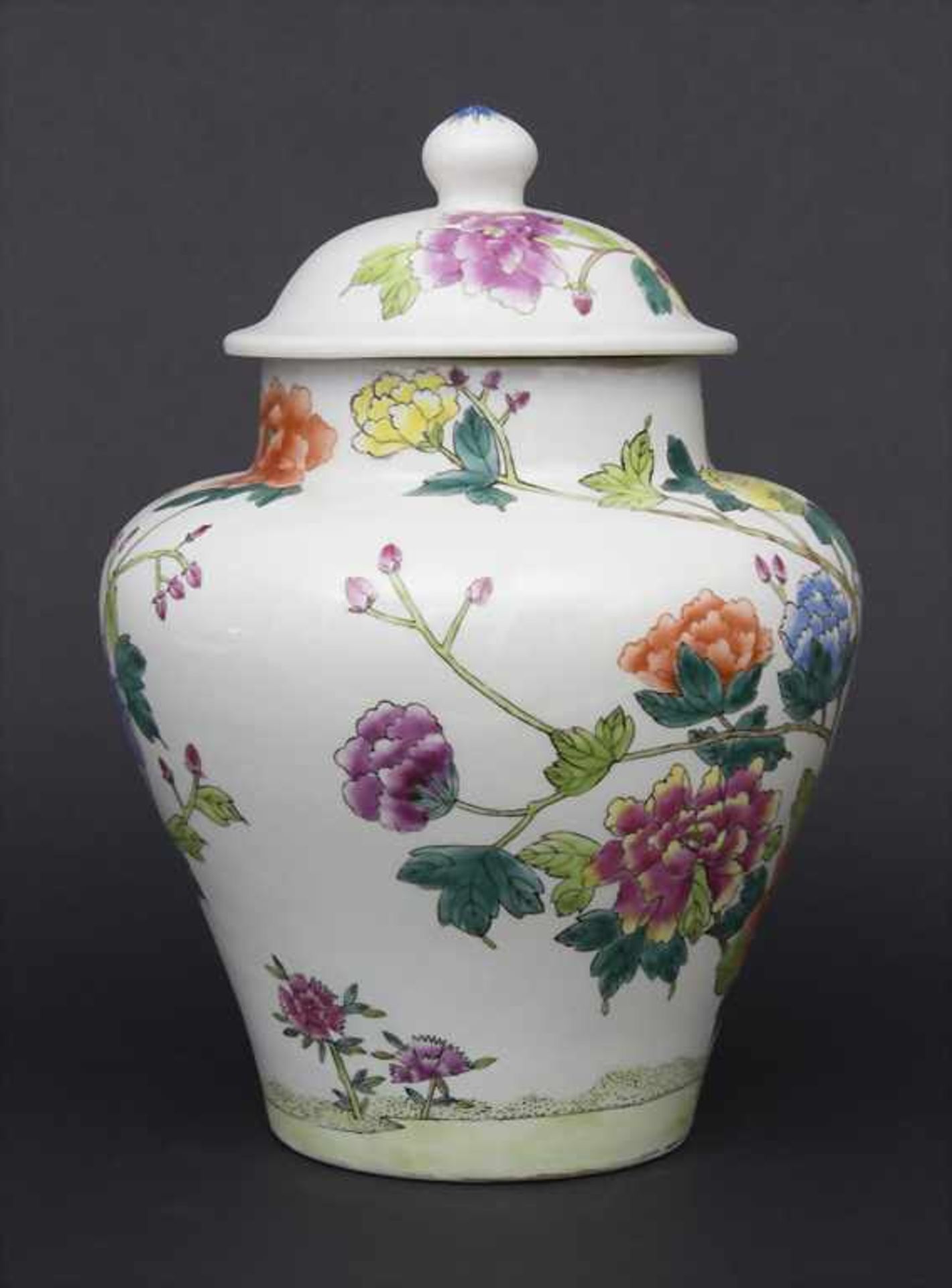 Porzellan-Deckelvase / A Lidded Vase, China, 20. Jh.Material: Porzellan, mit polychromem - Image 3 of 7