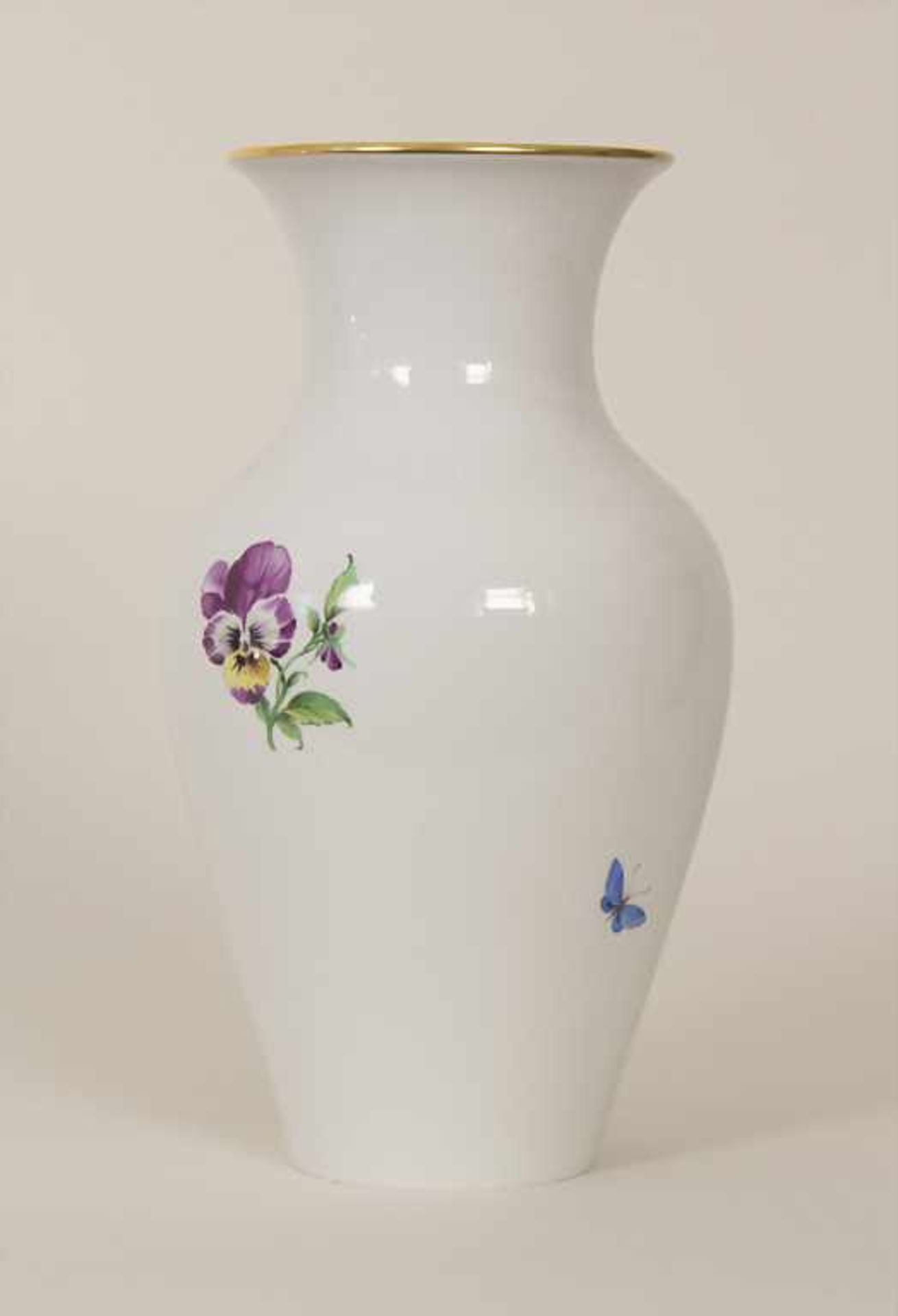 Vase mit Blumenmalerei / A vase with flowers, KPM Berlin, 20. Jh.Material: Porzellan, polychrom - Bild 3 aus 8