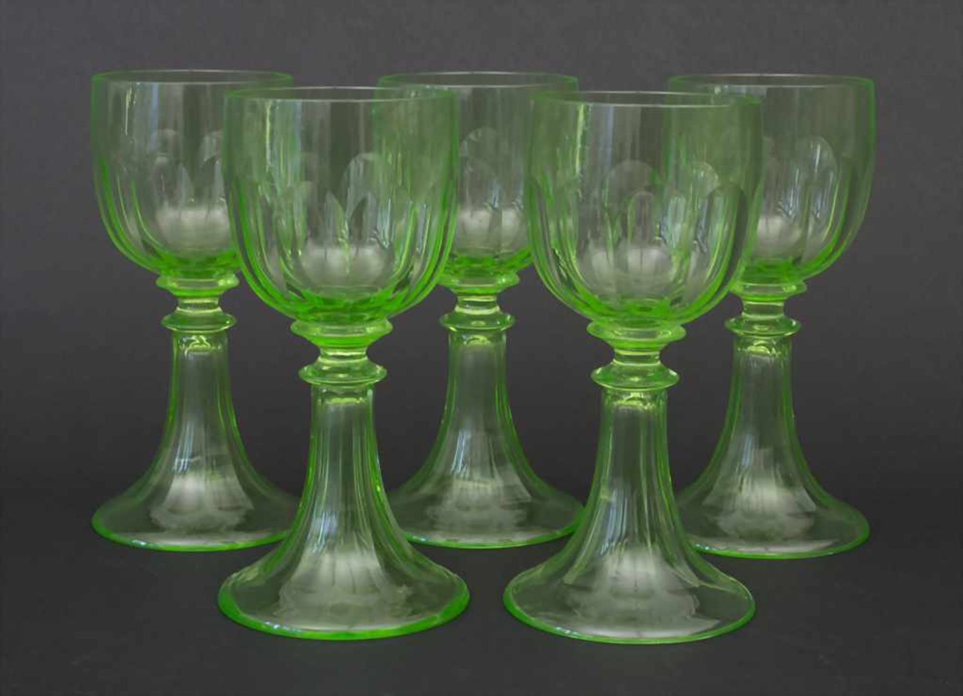 5 Urangläser / 5 uranium glasses, um 1920Material: grünes Uranglas, Kuppa mit Olivenschliff,