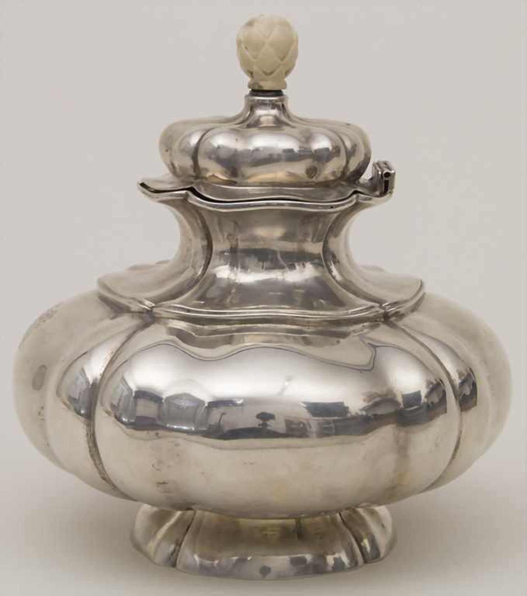 Große Deckeldose / A large lidded silver box, Wien / Vienna, um 1920Material: Silber 800/1000, mit - Bild 2 aus 10