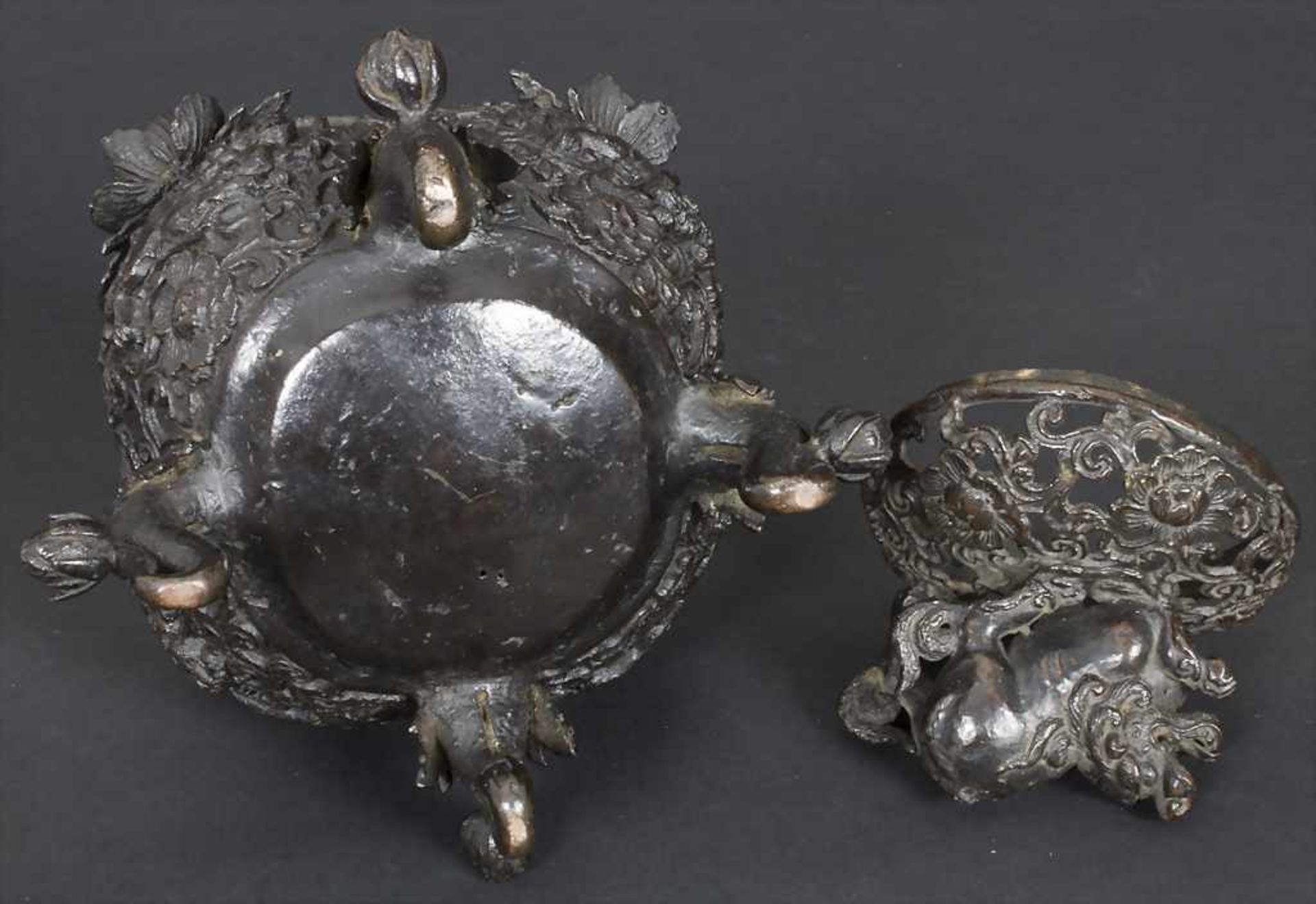 Räucherkoro mit Deckel, China, Qing-DynastieMaterial: kupferfarbene Bronze, dunkelbraun patiniert, - Image 6 of 8