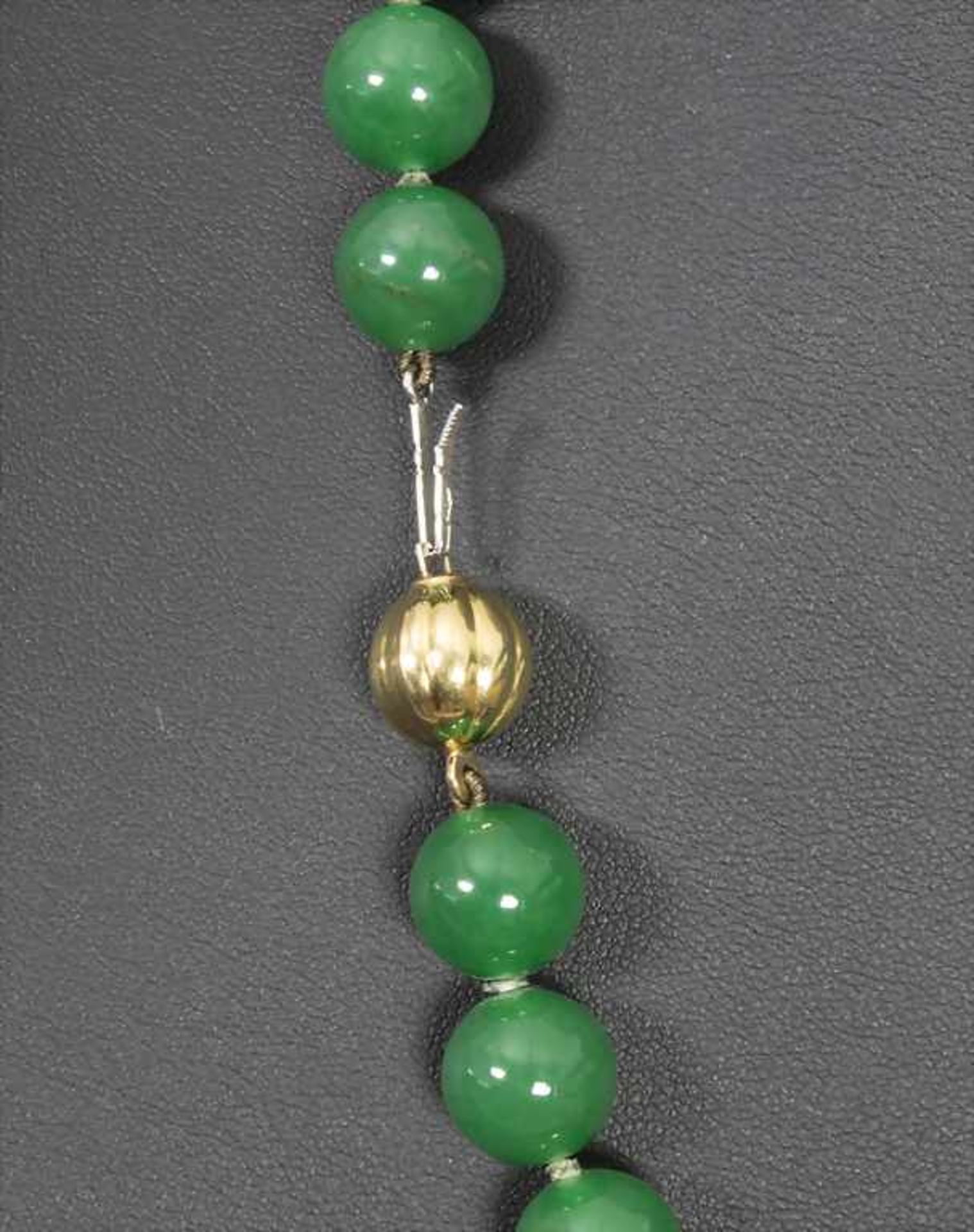 Jadekette, wohl China, um 1960Material/Technik: smaragdgrün leuchtende Jade (auf Einfärbung nicht - Bild 2 aus 2