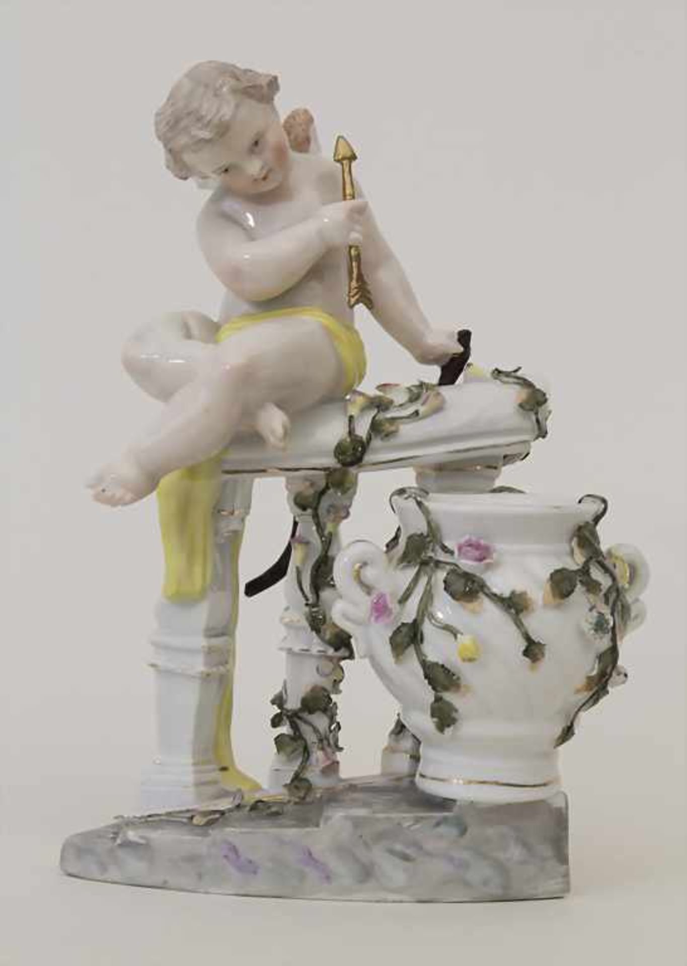 Amorette / A cupid, Plaue, um 1900Material: Porzellan, in zarten Pastelltönen bemalt, glasiert,